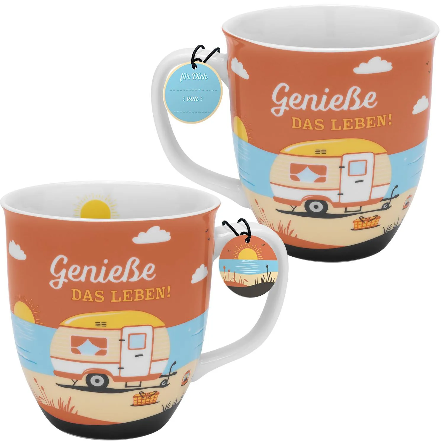 Zwei orange Camping-Tassen mit Caravan-Motiv und Sonnenaufgang