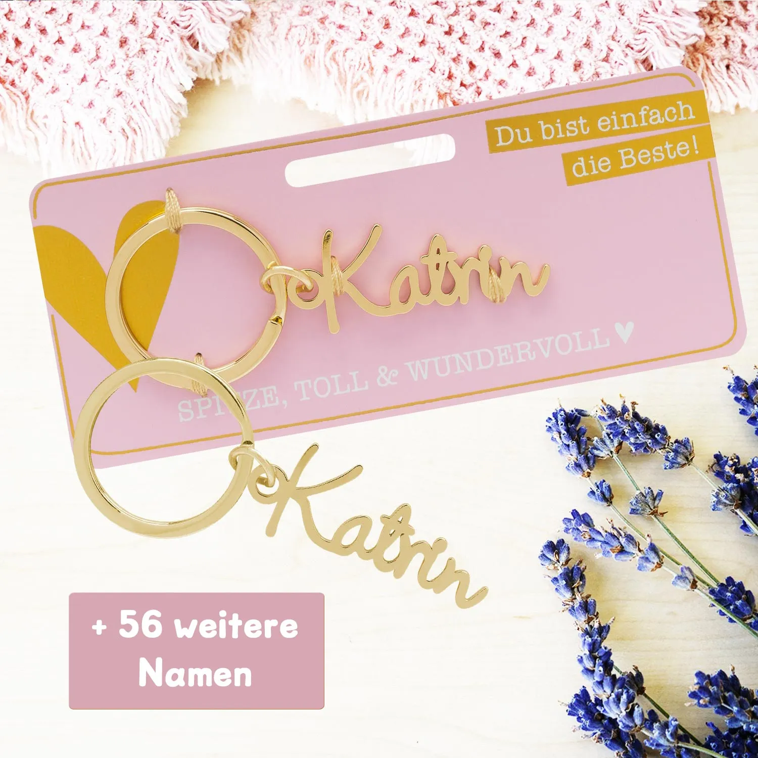 Goldfarbener Namensschriftzug Katrin als Schlüsselanhänger vor pinker Verpackung