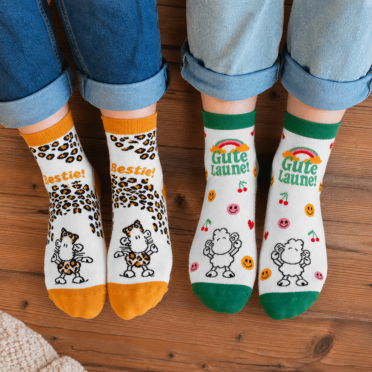 Zaubersocken Bestie! – weiße Socken mit Schafmotiven, Leopardenmuster und bunten Sprüchen, Größe 36–40.