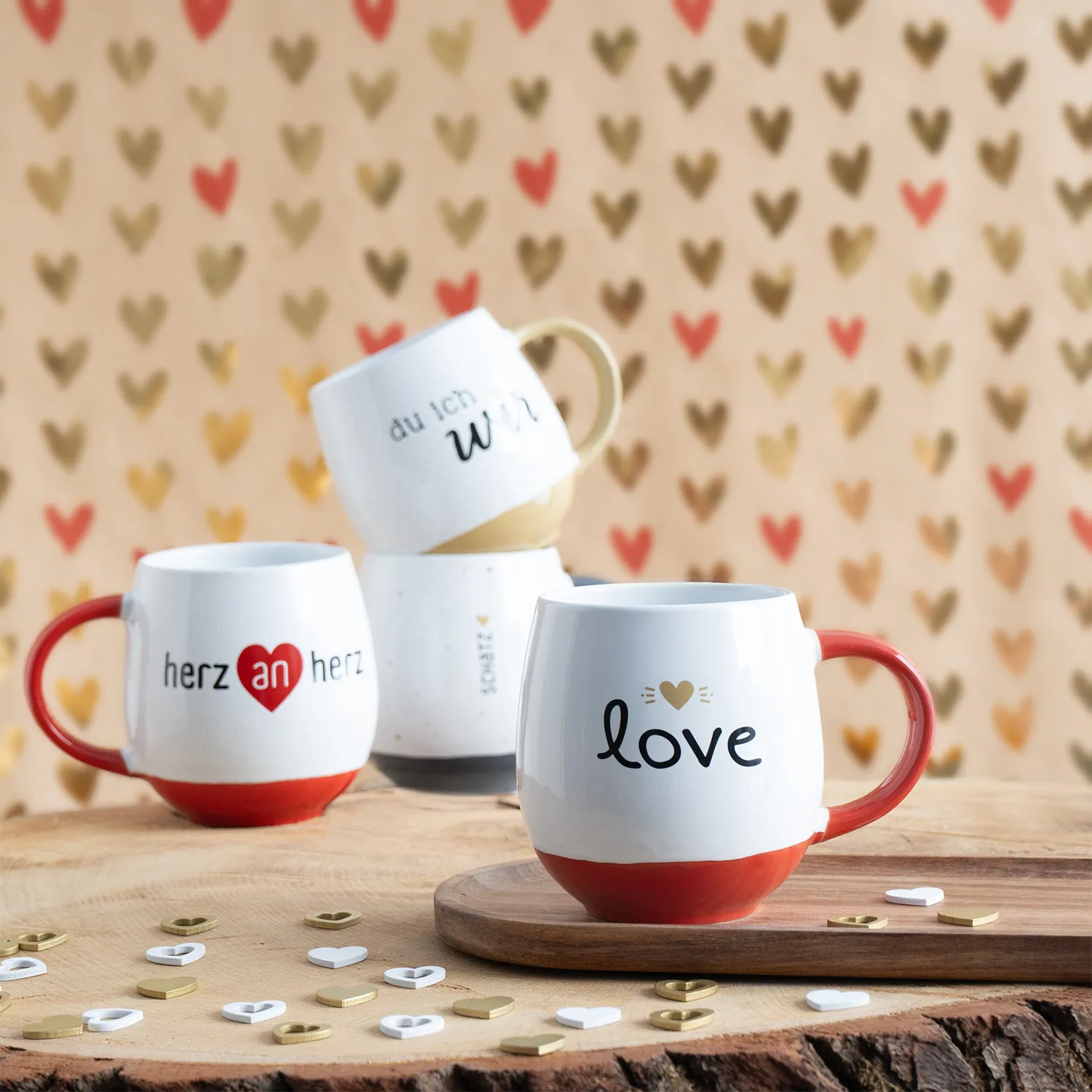 Weiße Love-Tasse mit rotem Henkel und Boden, Goldakzent, vor Herz-Muster