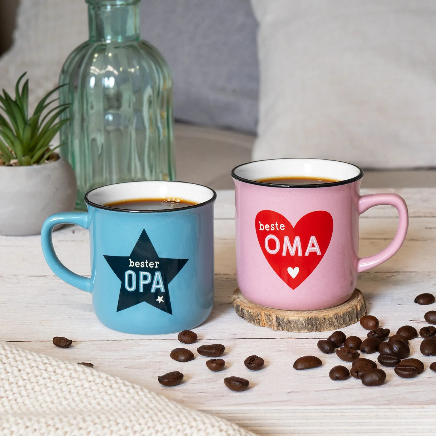 Blauer und rosa Espressobecher mit Herz- und Sternmotiv, OPA/OMA