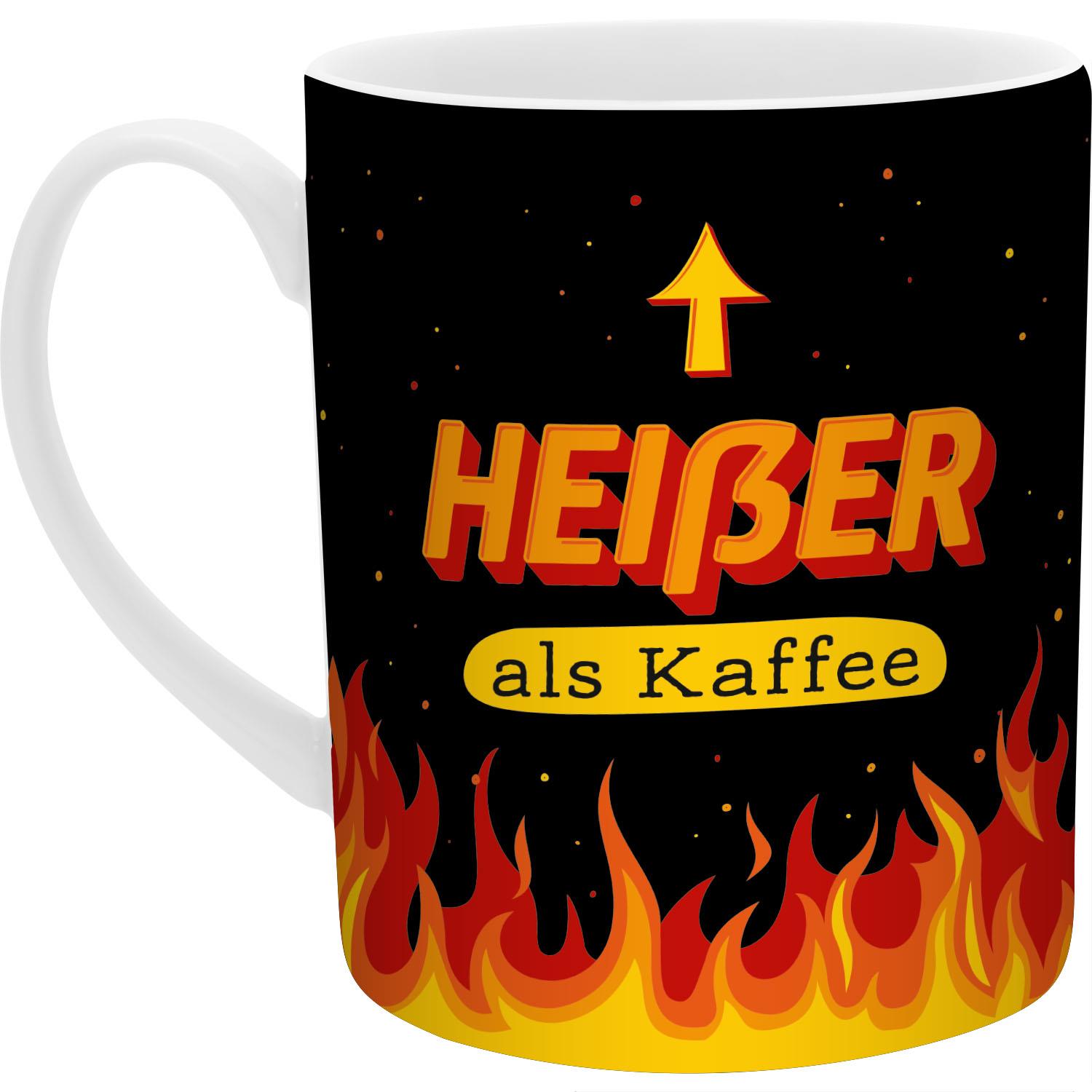 XL-Tasse aus Porzellan mit Flammen-Design und dem Spruch 'HEISSER als Kaffee' auf schwarzem Hintergrund.