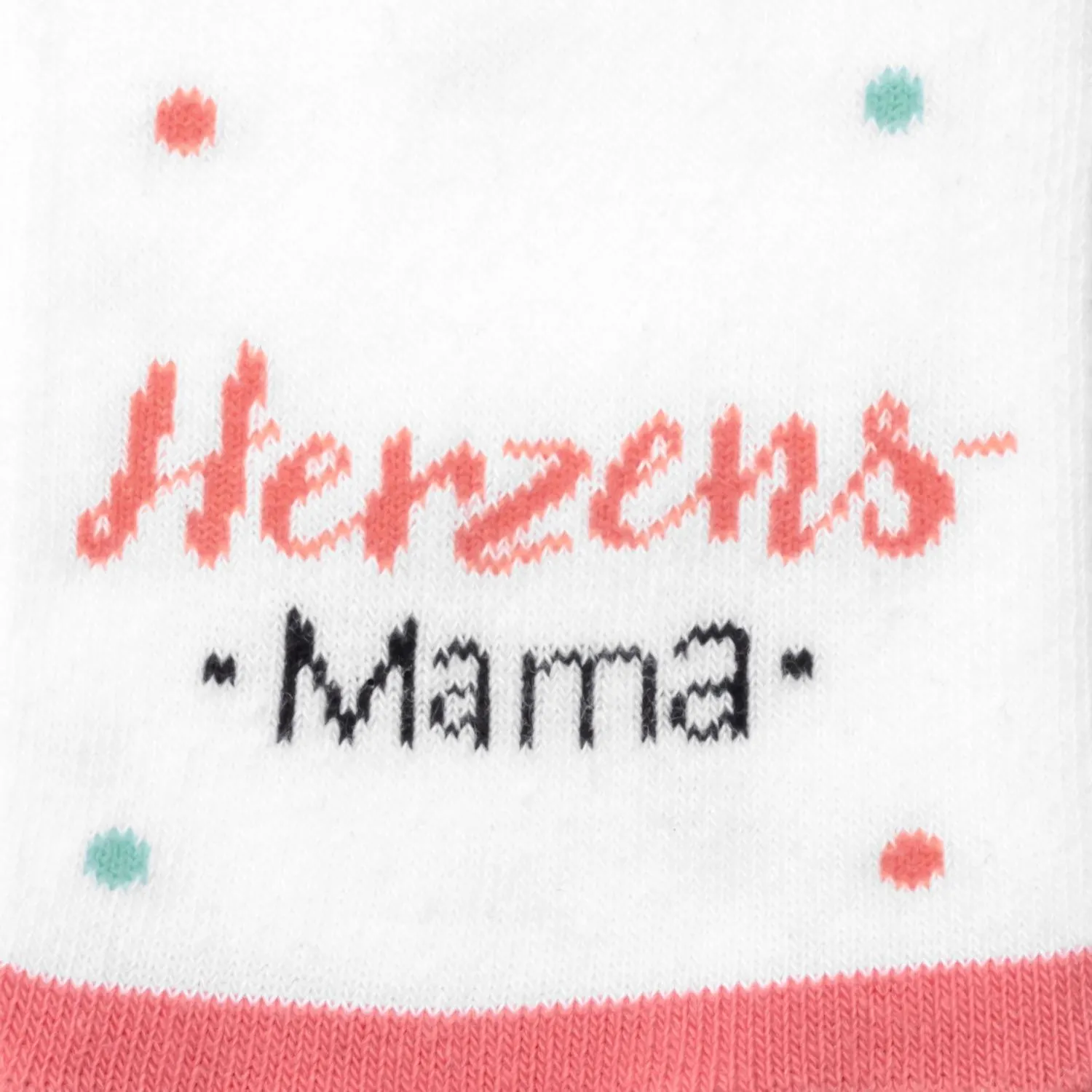 Weiße Zaubersocken mit rotem Schriftzug 'Herzensmama' und pastellfarbigen Punkten.