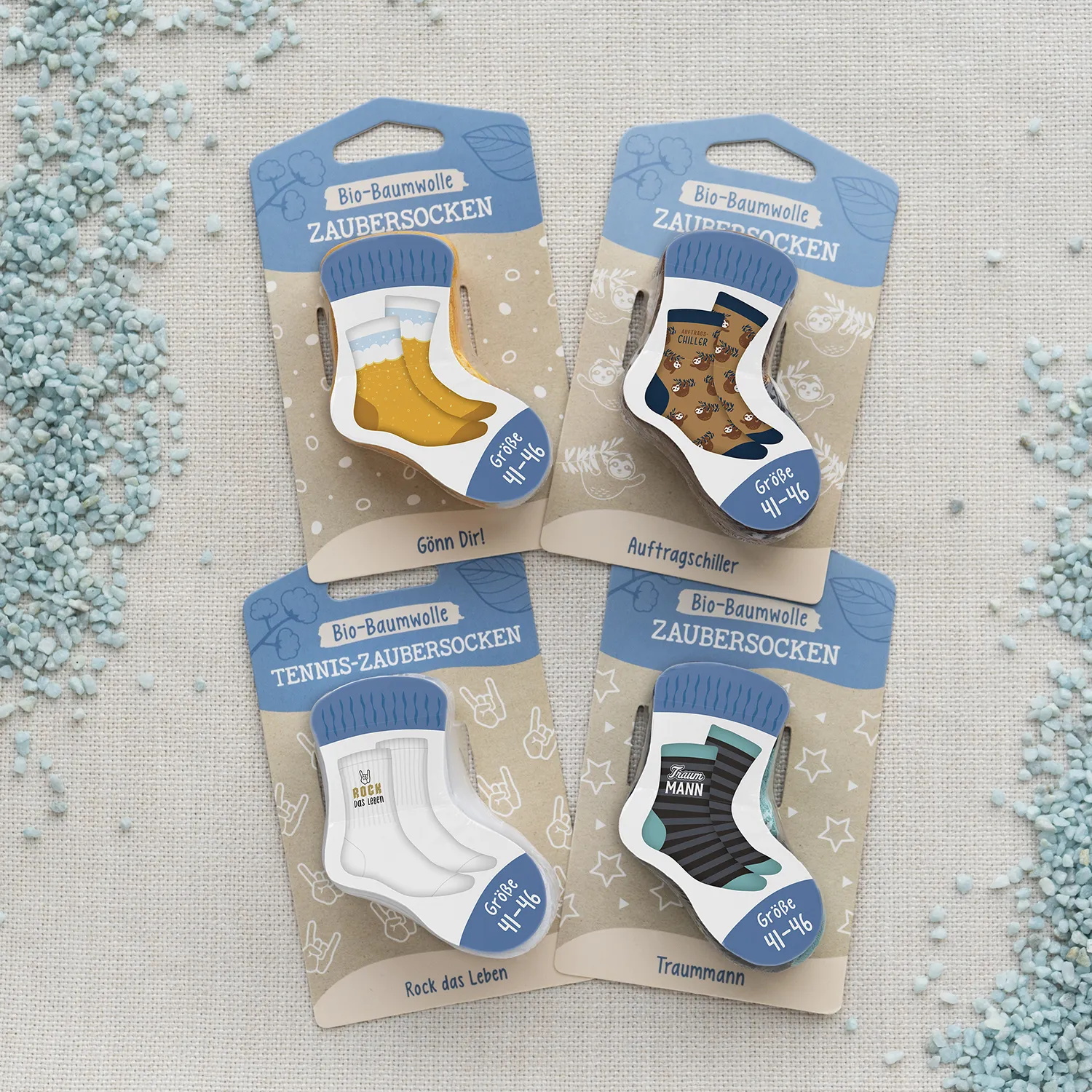 Vier Zaubersocken-Wundertüten für Männer in bunten Farben – Weiß, Türkis, Gelb und Braun.