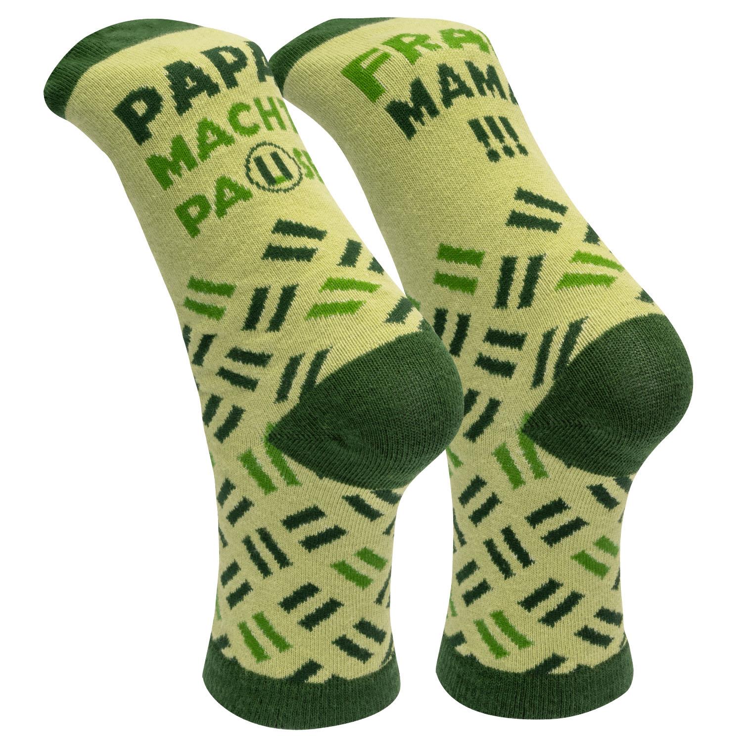 Beige-grünes Sockenpaar mit Spruch 'Papa macht Pause' – humorvolles Geschenk.