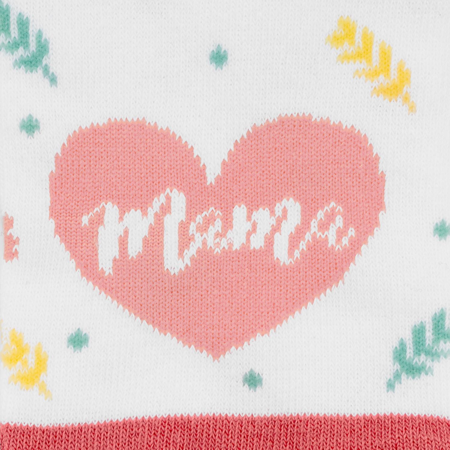 Gestrickte Zaubersocken mit Herzmotiv und Mama-Schriftzug in Rosa auf Weiß