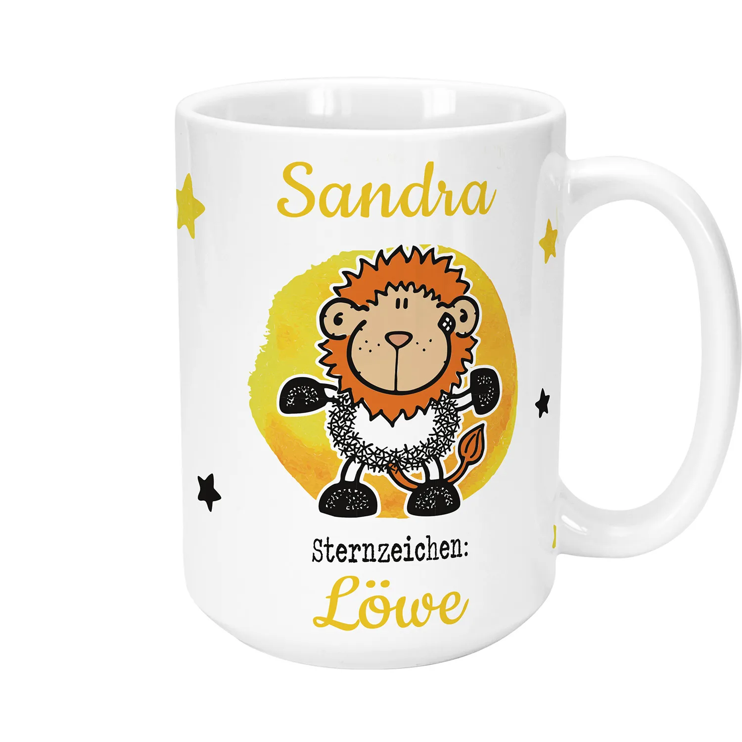 Weiße Keramik-Tasse mit Namensdruck Sandra und Löwe-Motiv vor gelbem Kreis