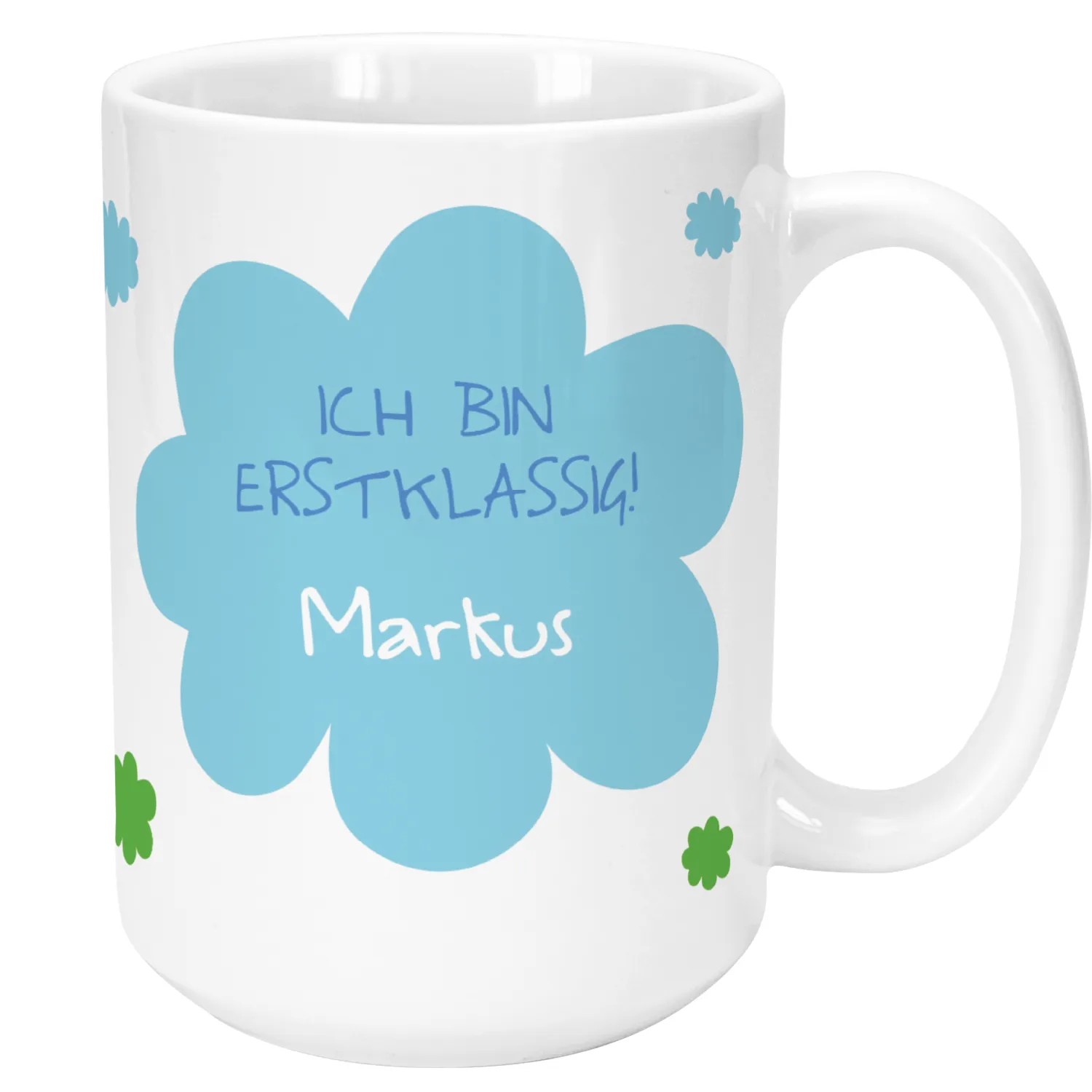 Weiße Keramik-Tasse mit hellblauem Blütenmotiv und personalisiertem Namenszug.