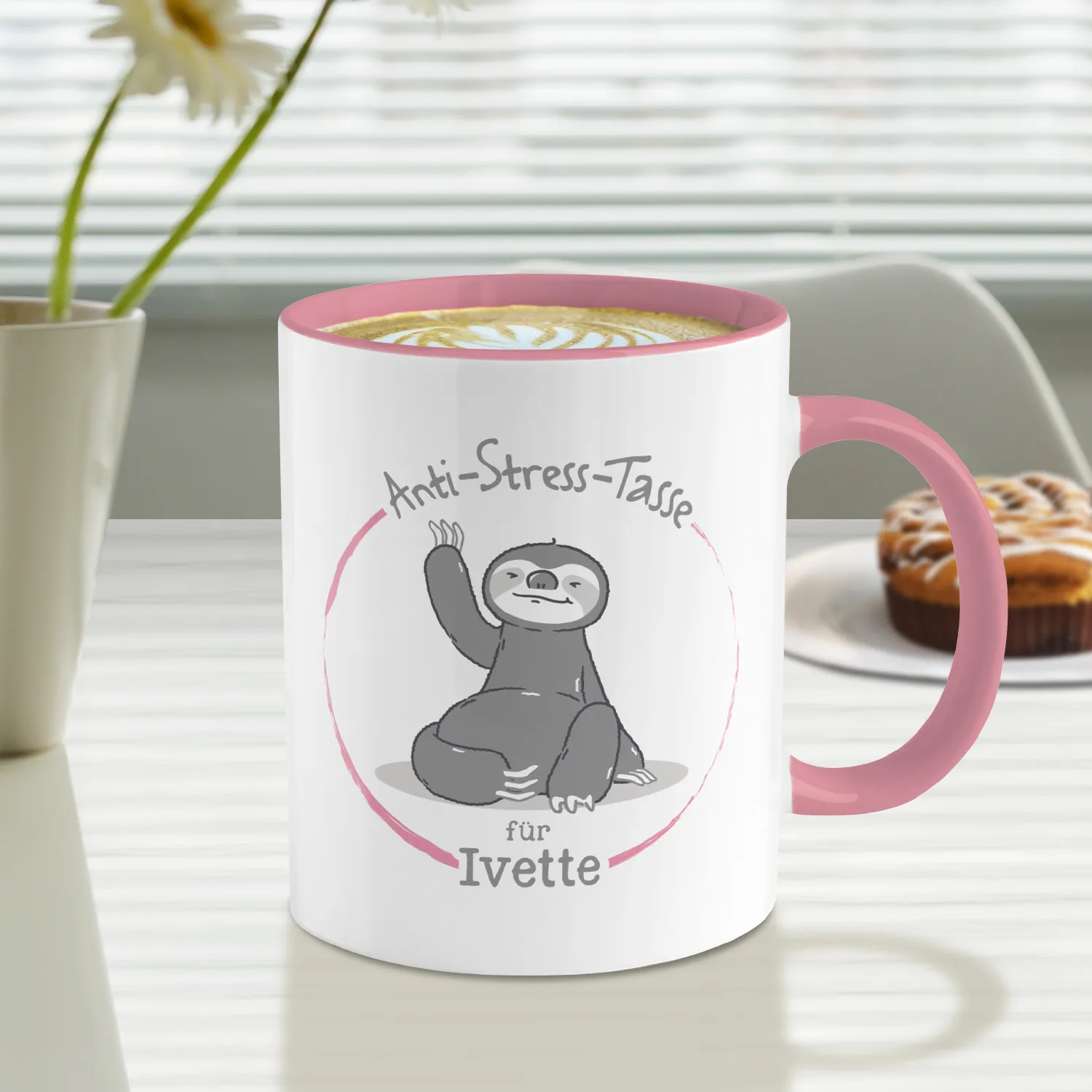 Weiße Porzellan-Tasse mit grauem Faultier-Motiv, pinkem Henkel und Innenring, personalisierbar mit Name Ivette
