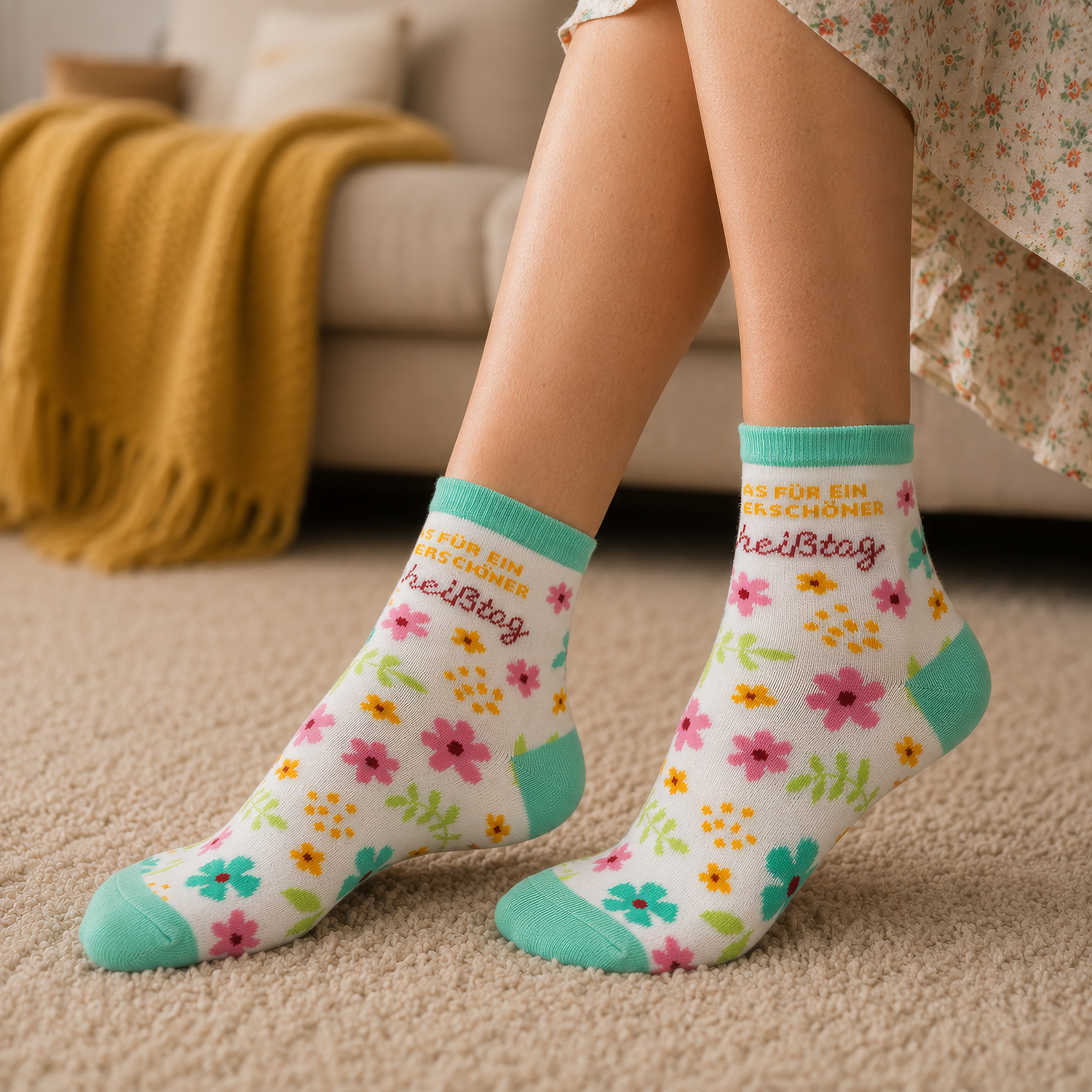 Weißes Paar Socken mit buntem Blumenprint und türkisfarbener Spitze