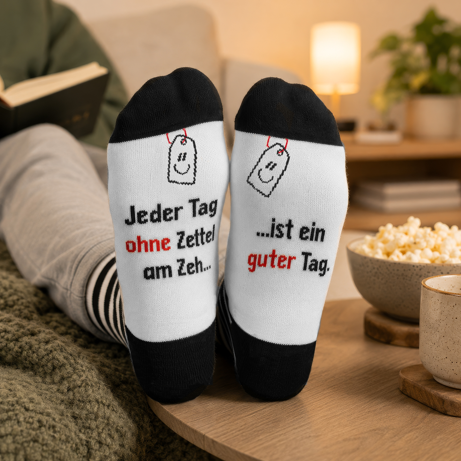 Weiß-schwarze Zaubersocken mit rotem Spruchtext und kleinem Etikett-Motiv