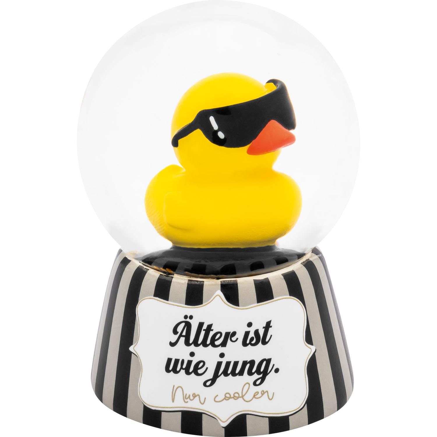 Gelbe Ente mit Sonnenbrille in einer Glaskugel auf gestreiftem Sockel