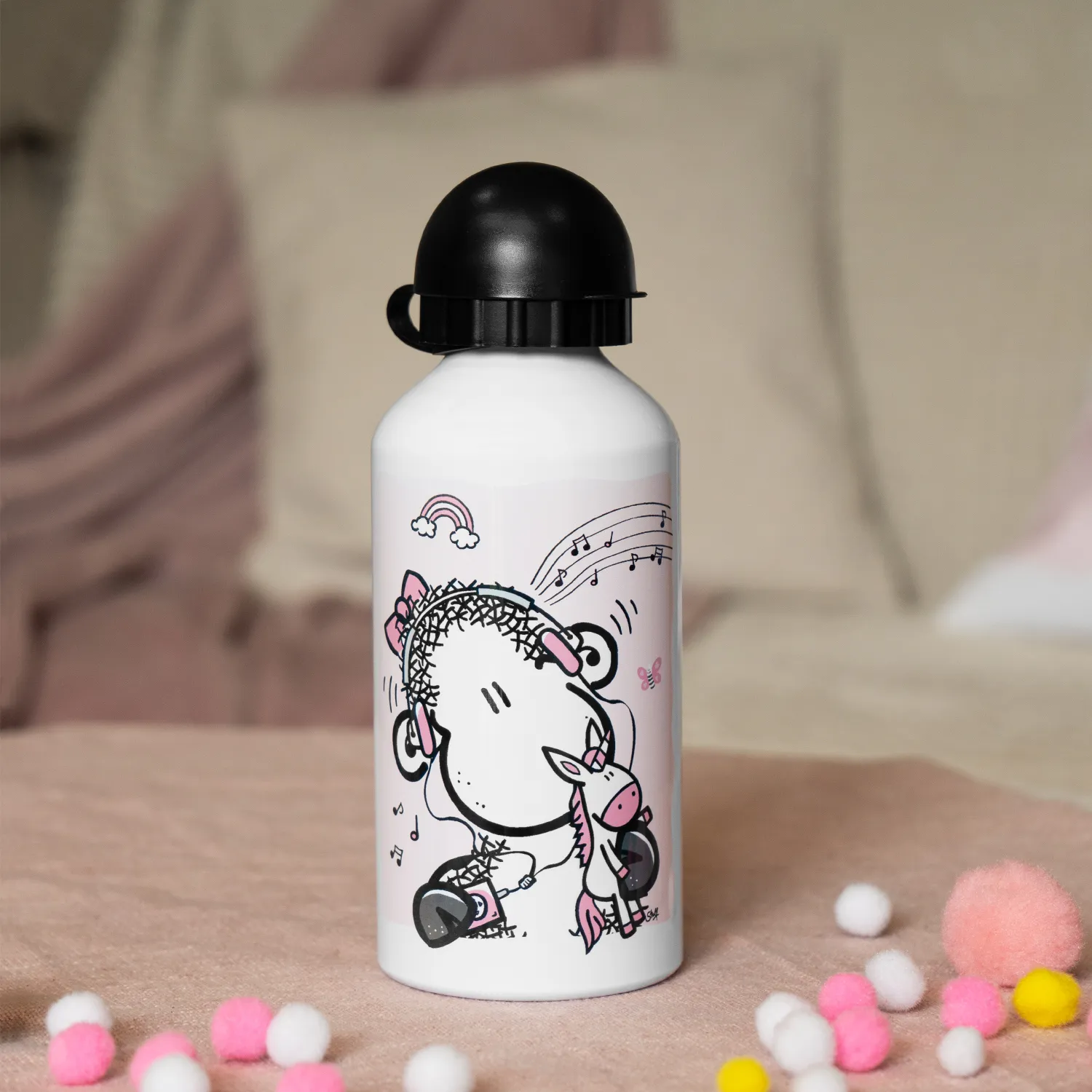 Weiße Alu-Trinkflasche mit pinkem Schaf-Motiv und schwarzer Schraubkappe.
