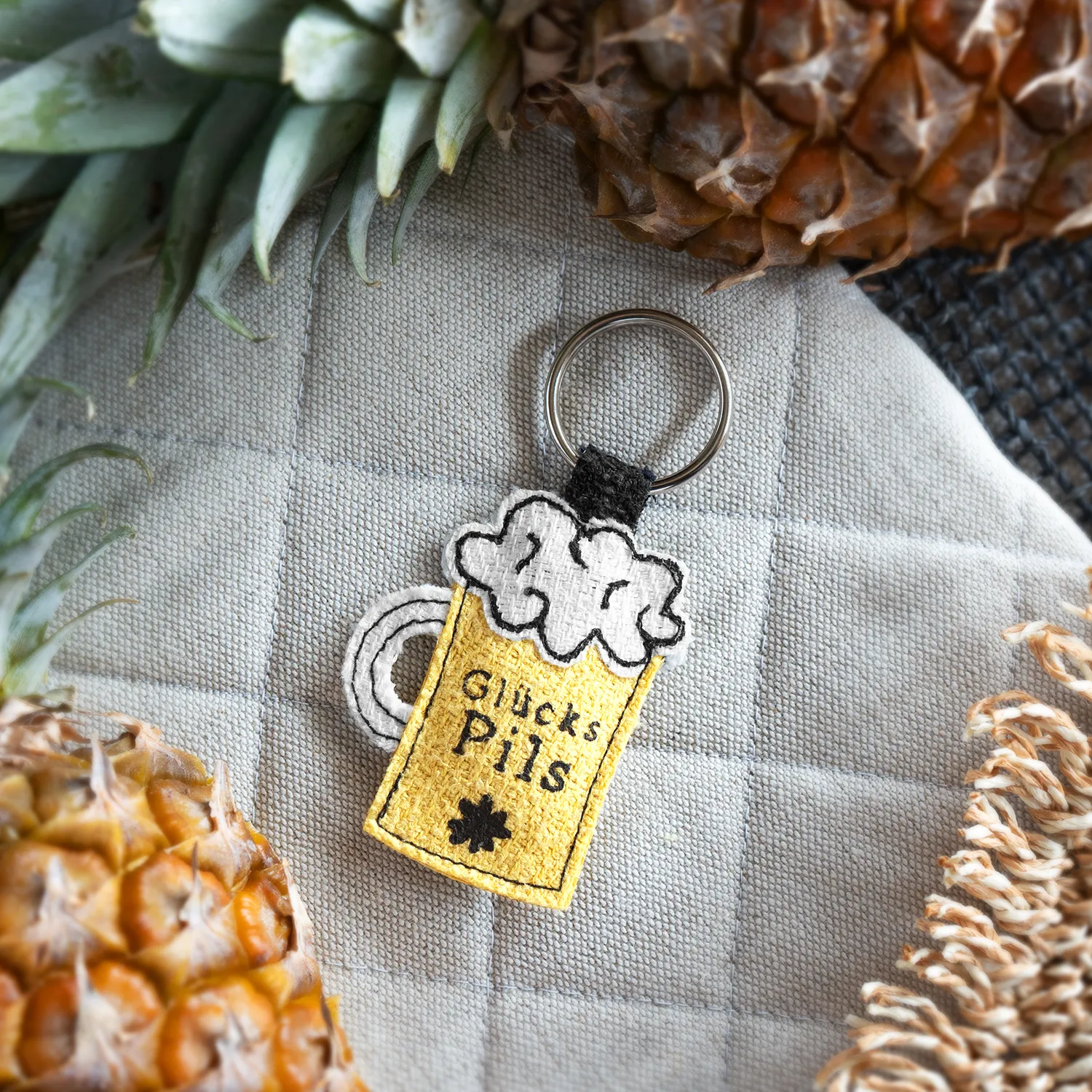 Gelber Bierkrug-Schlüsselanhänger mit Schaum und Metallring