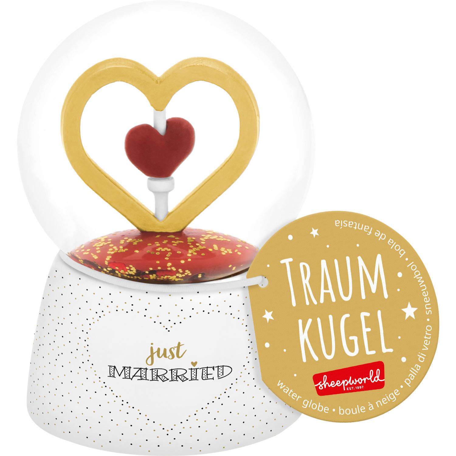 Traumkugel Just Married: Glasball mit goldenem Herzrahmen und rotem Herzglitter auf gepunktetem Sockel.