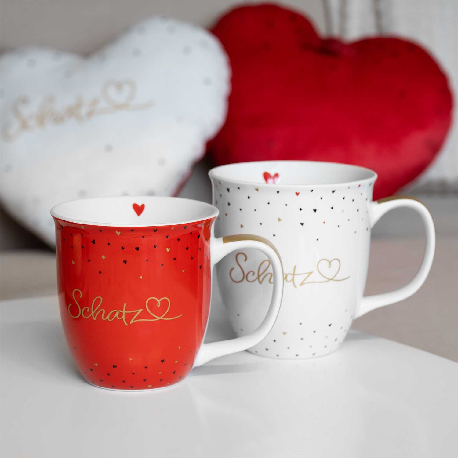 Rot-weiße Porzellantasse mit Goldschrift Schatz und Herzmotiven