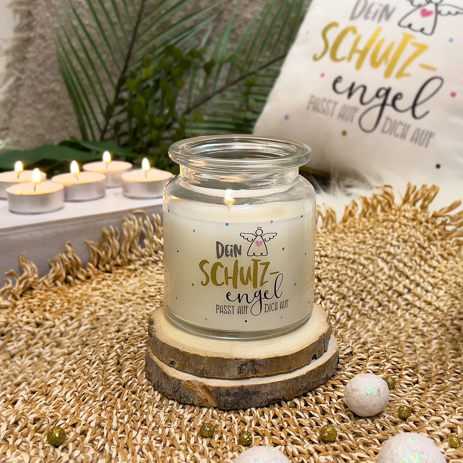 Weiße Kerze im Glas mit Schutzengel-Motiv, Pastell-Dots, auf Holzscheibe