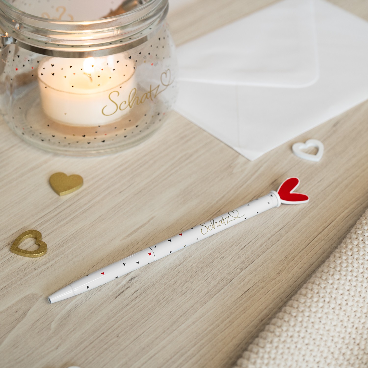 Kugelschreiber »Schatz« – weißer Metallkugelschreiber mit Goldprägung und Herz-Motiv.