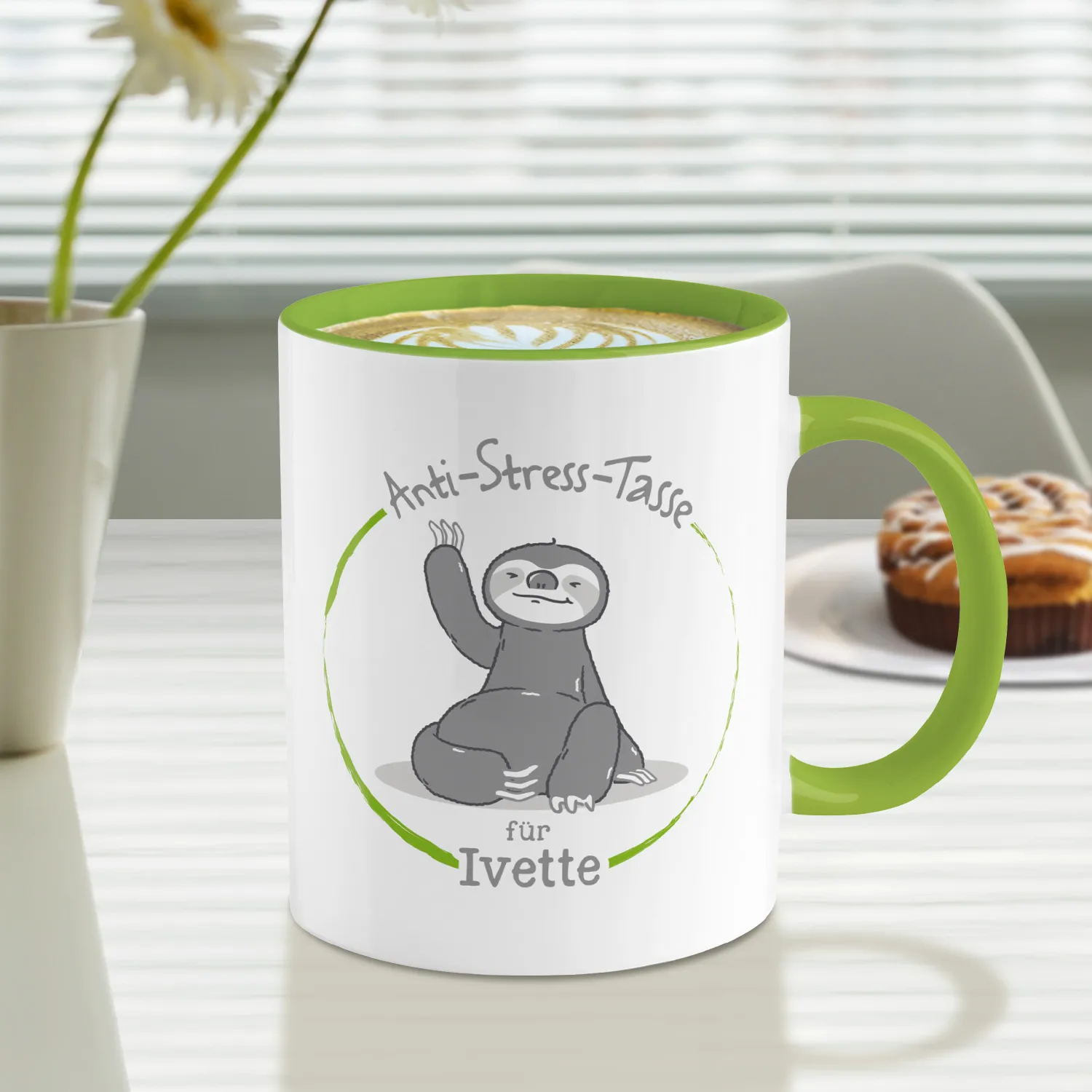 Weiße Porzellan-Tasse mit grünem Henkel und Anti-Stress-Faultier-Motiv