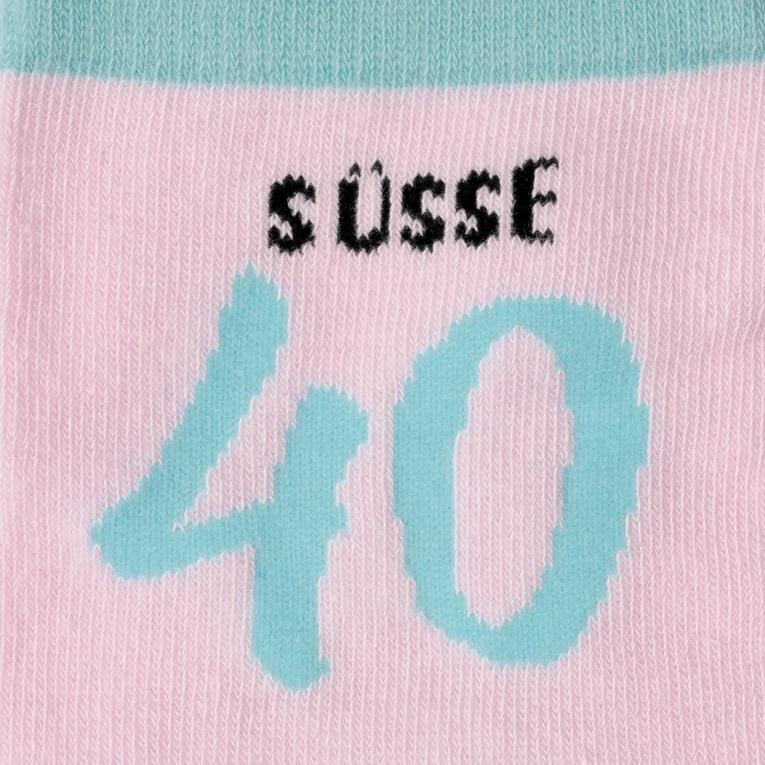 Pastellrosa Socke mit hellblauem 40-Motiv und schwarzem Schriftzug 'Süsse'