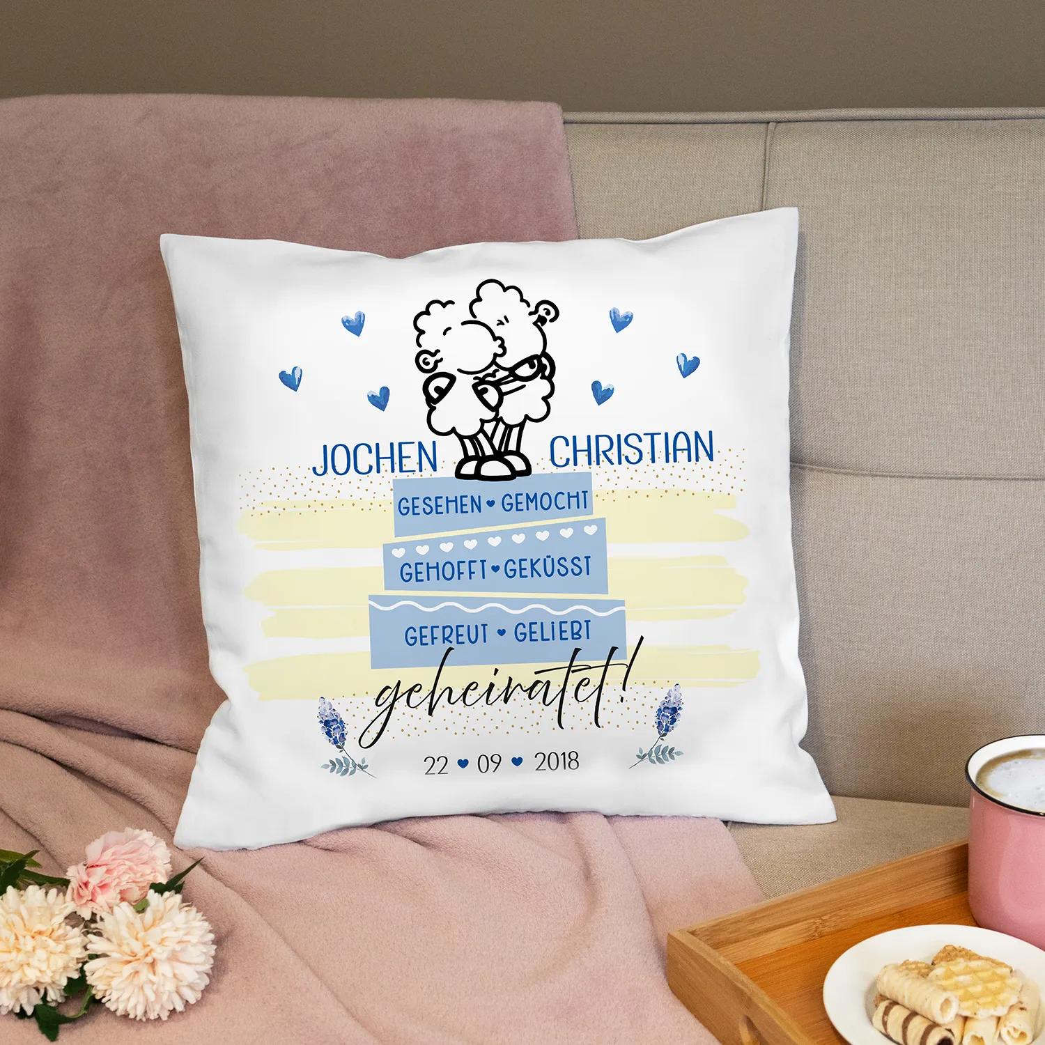 Weißes personalisiertes Hochzeitskissen mit zwei Schafen und blauem Druck