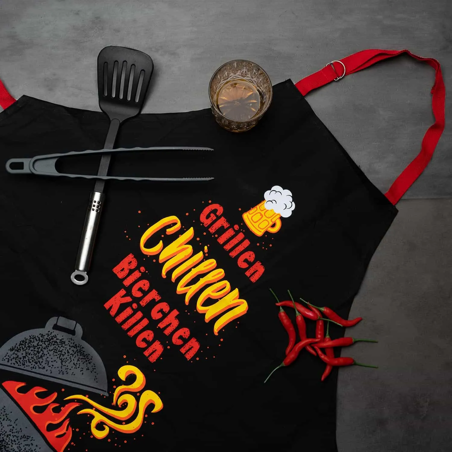 Kochschürze, Grillschürze mit Spruch Grillen chillen Bierchen killen, schwarze Schürze mit Grillutensilien dekoriert