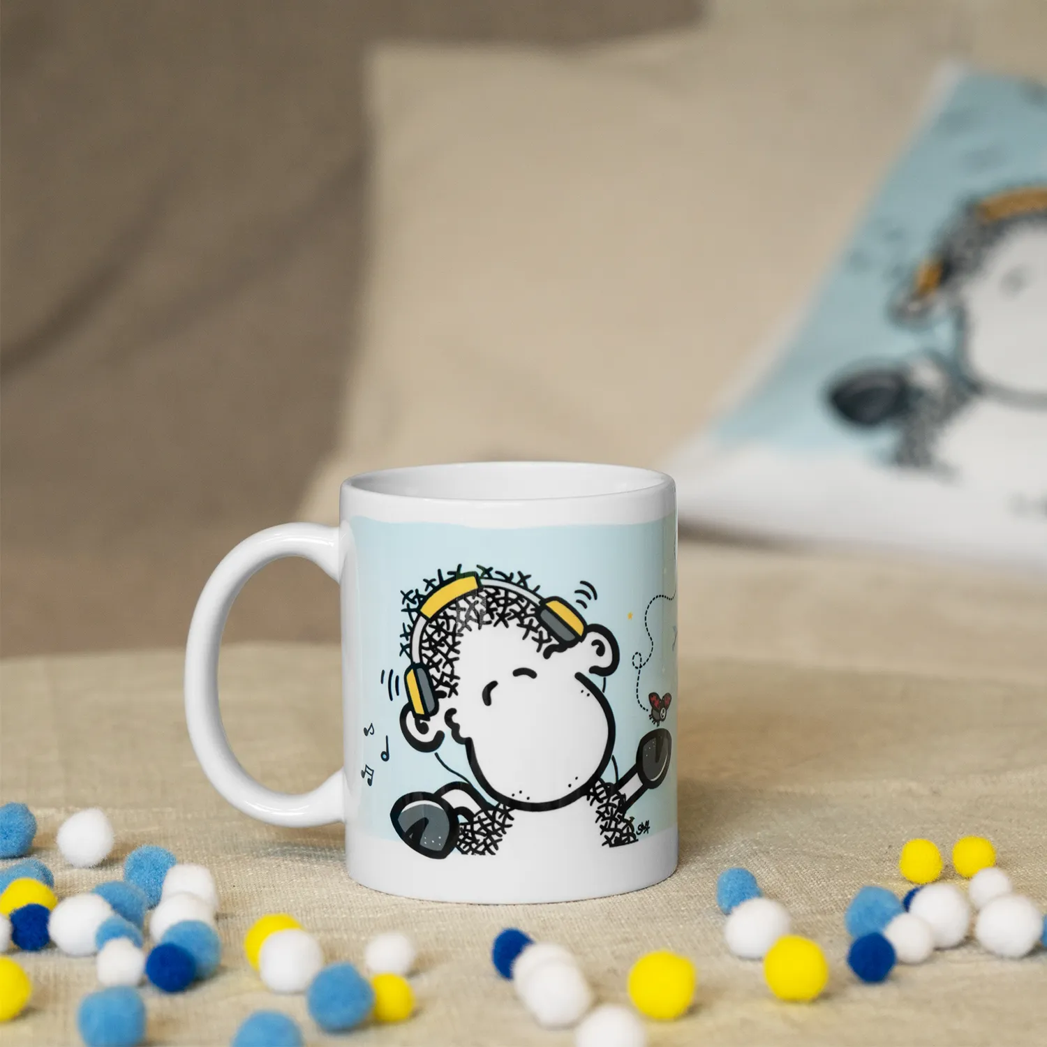 Weiße Porzellan-Tasse mit cartoon-Schaf und Kopfhörern auf hellblauem Hintergrund