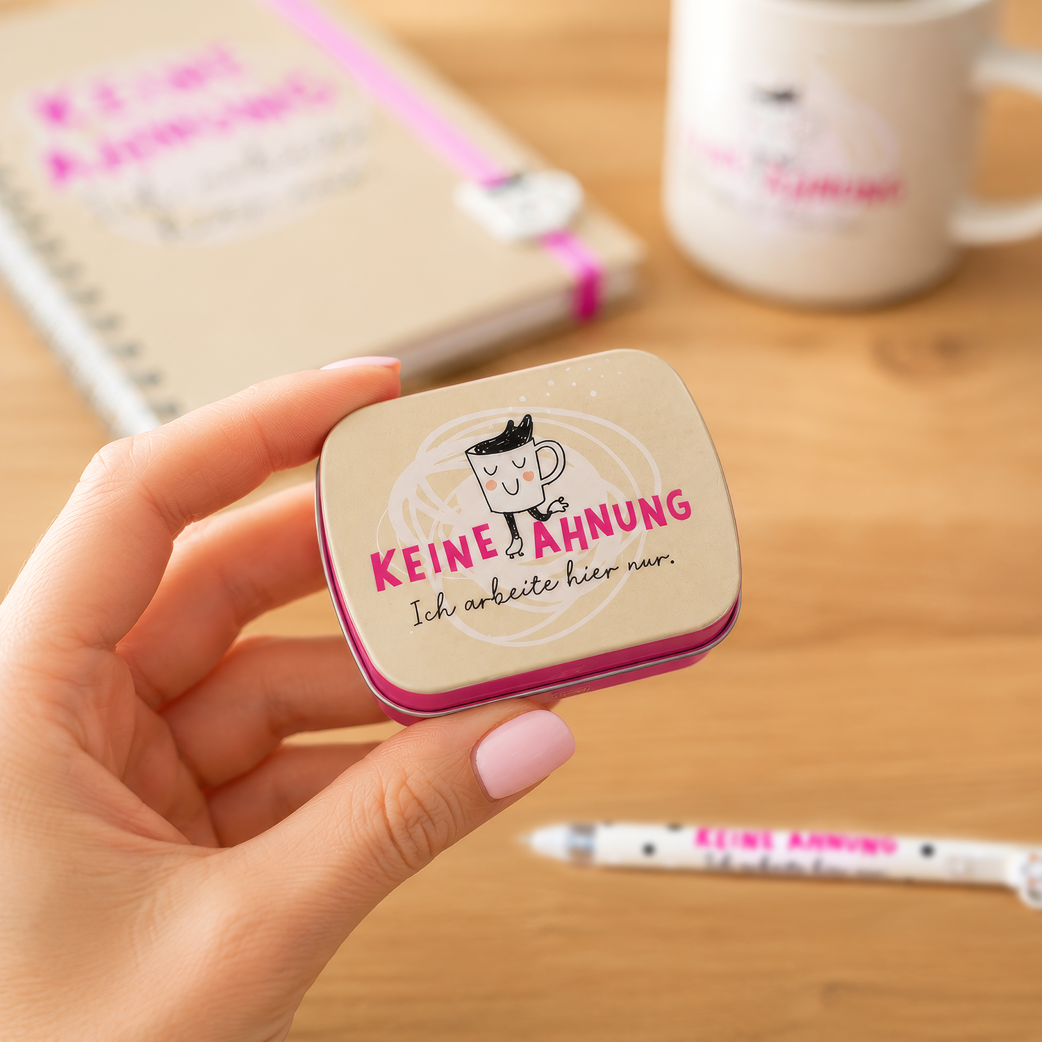 Metalldose mit lachender Tasse und Spruch 'KEINE AHNUNG' in Pastellpink
