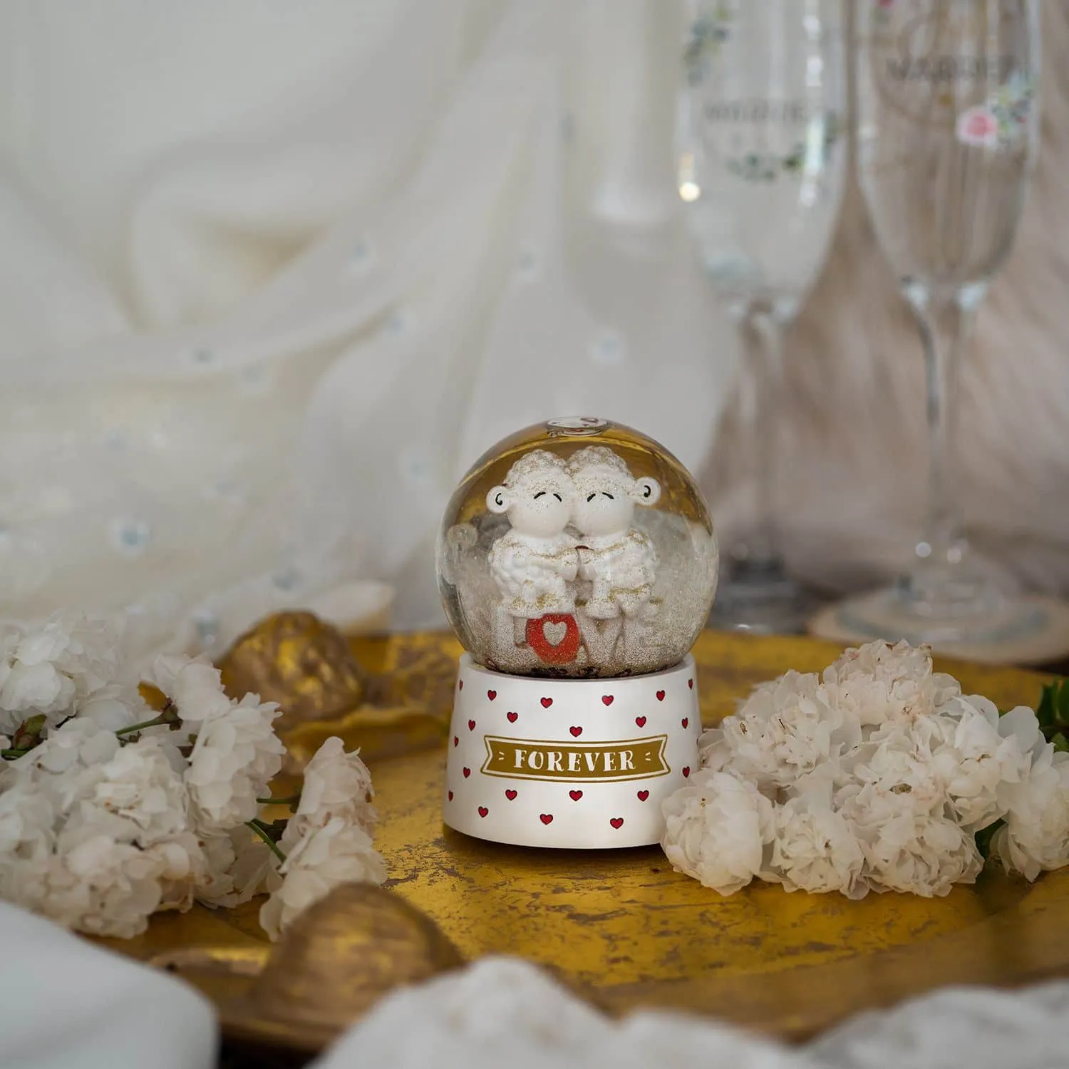 Schneekugel mit zwei Schafen im Inneren und dem Spruch "Forever"