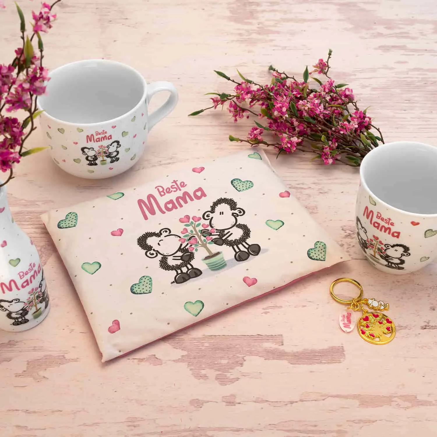 Verschiedene Geschenkartikel mit sheepworld Motiv und dem Spruch "Beste Mama"