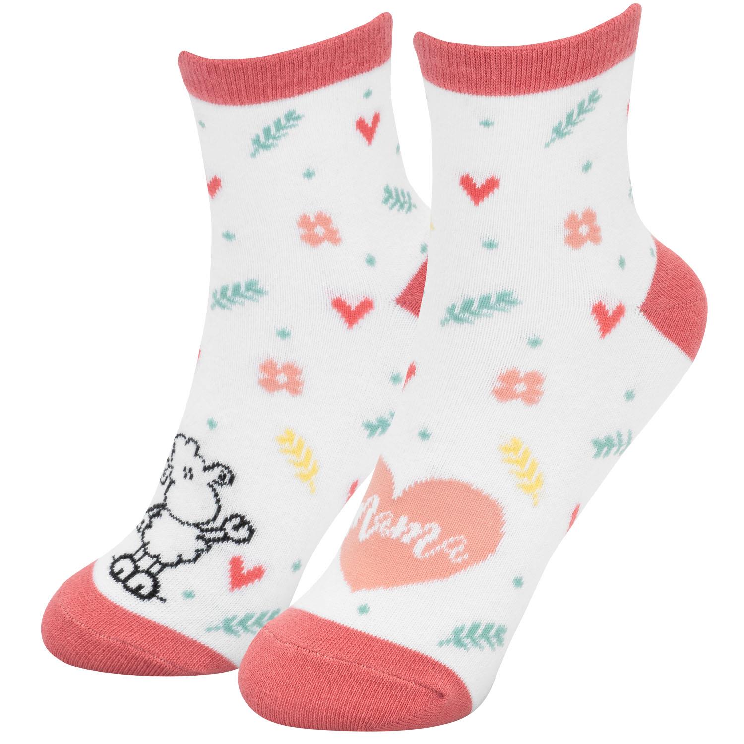 Weißes Sockenpaar mit Schafmotiv, Herzen und Pastellmustern – Zaubersocken Mama