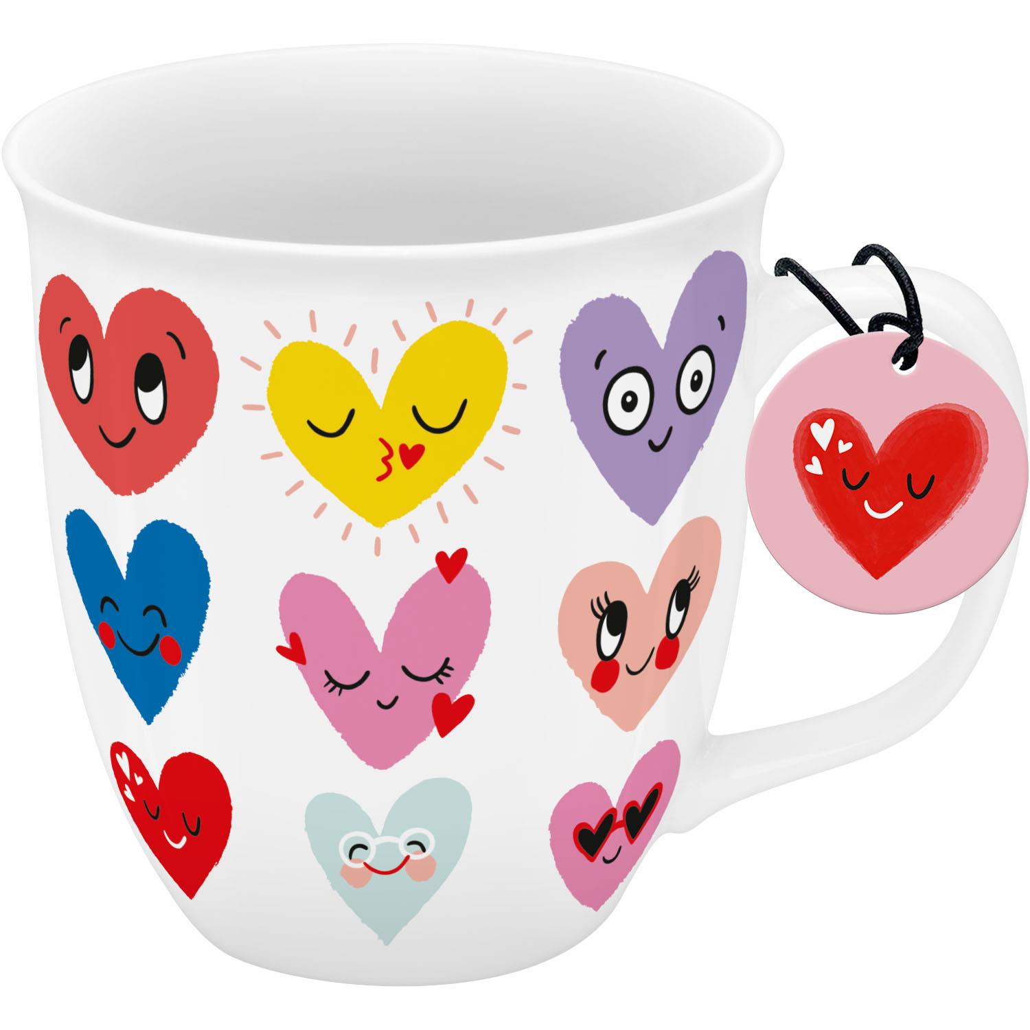 Weiße Porzellan-Tasse Grande mit bunten Herzen und Anhänger am Henkel.