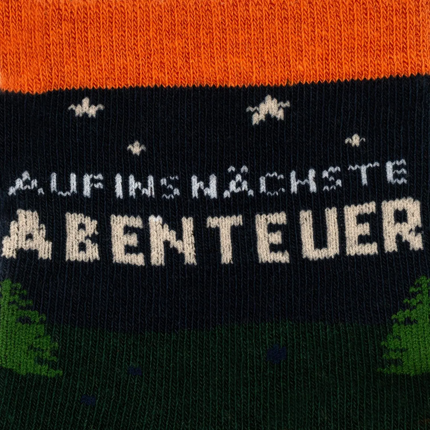 Bio-Baumwollsocken mit Abenteuer-Schriftzug auf dunkelblauem Hintergrund, oranges Bündchen