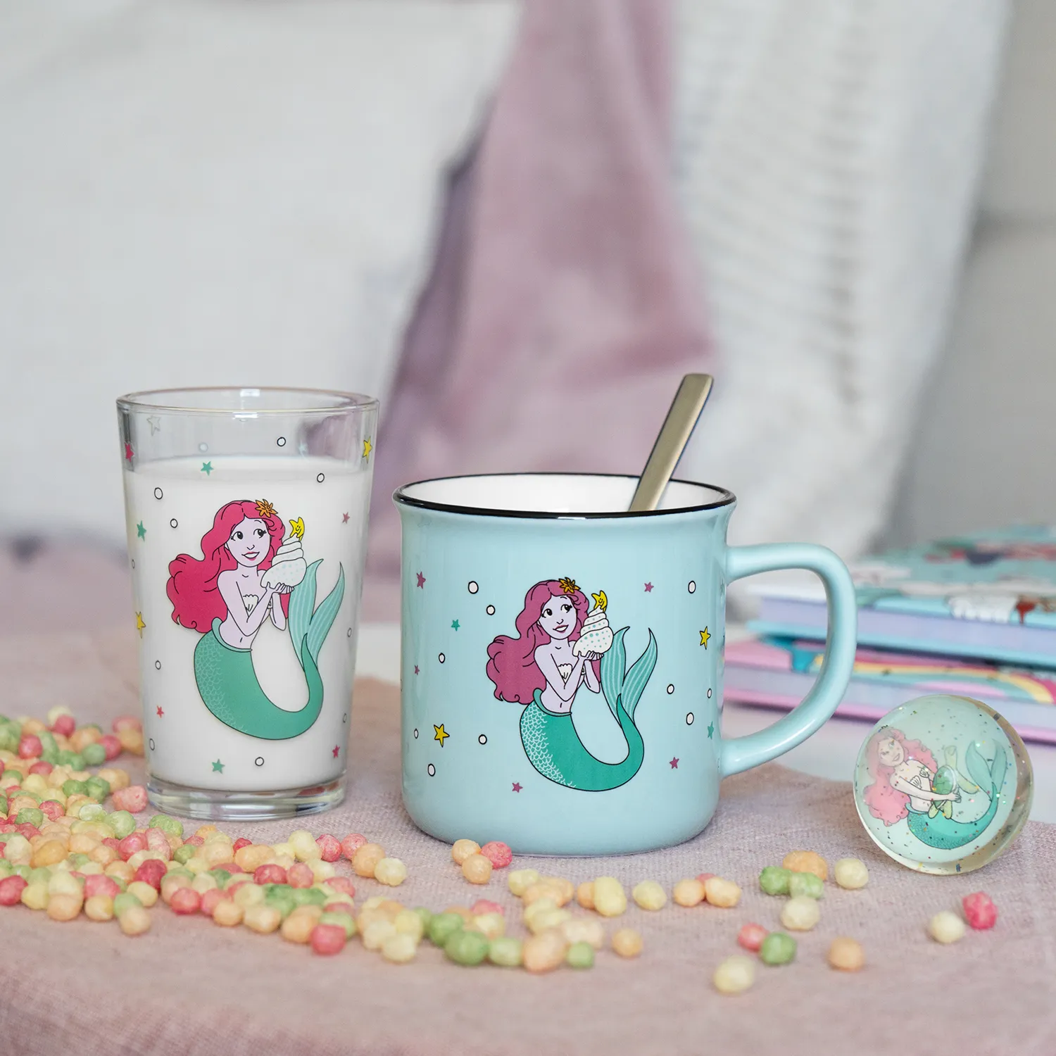 Becher Meerjungfrau aus Porzellan in Hellblau mit rosa Haaren und Muschelmotiv