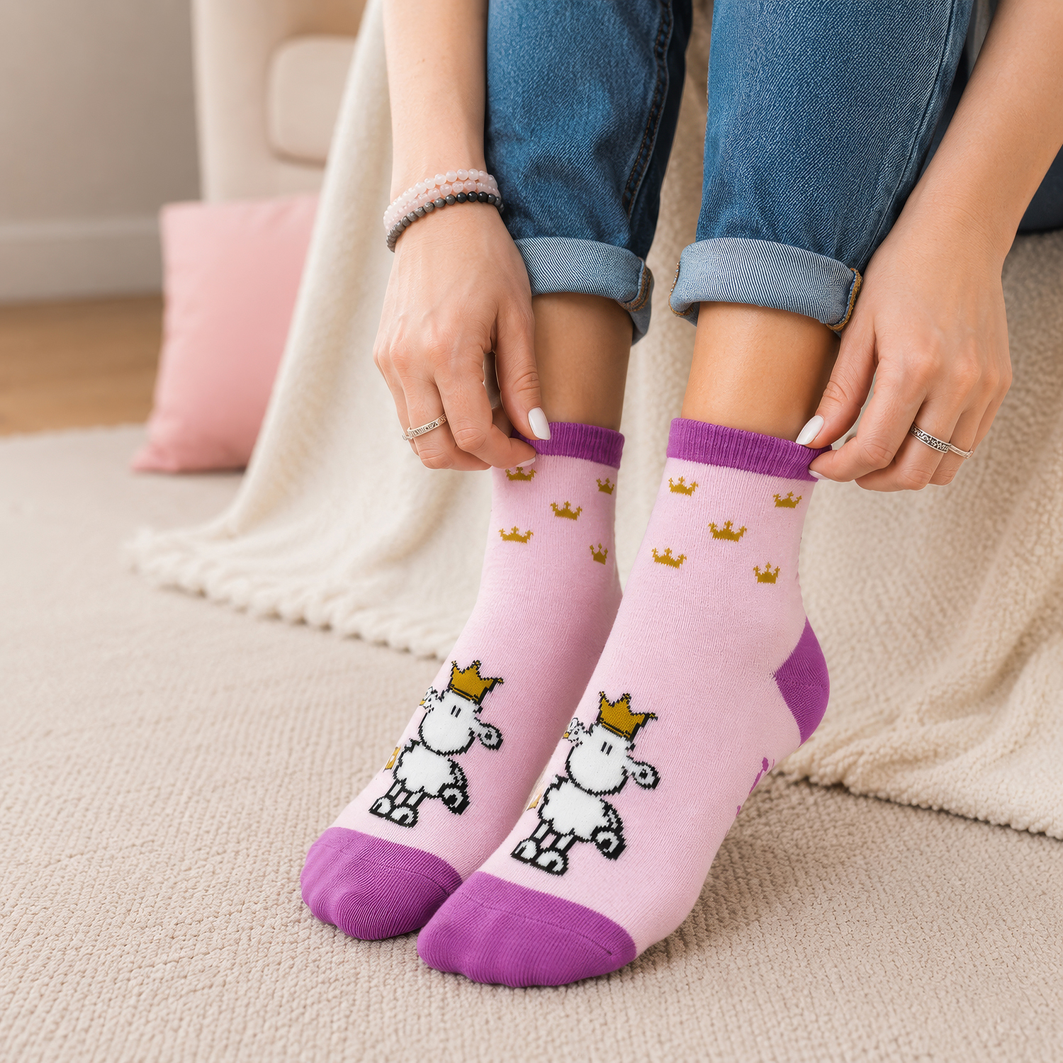 Rosa Zaubersocken mit Schaf-Print und Kronen, lila Zehenbereich.