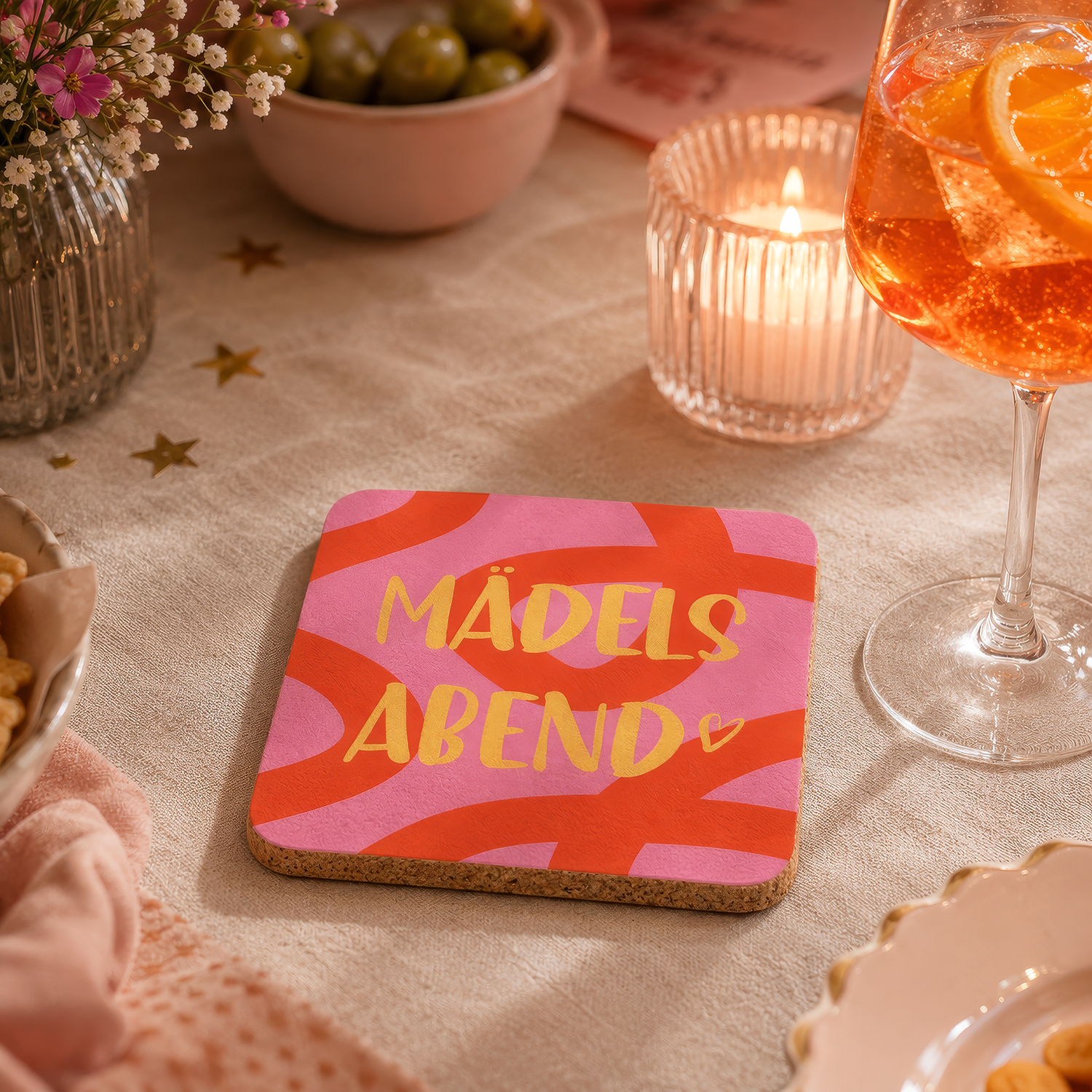 Untersetzer mit pink-orange Muster und gelber Schrift 'MÄDELS ABEND' aus MDF, Kork