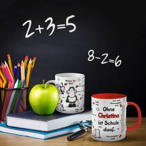 Zwei Tassen mit dem Spruch "Ohne ... ist Schule doof.", von sheepworld personalisierbar in der Farbe rot und weiß stehen auf einem Tisch.