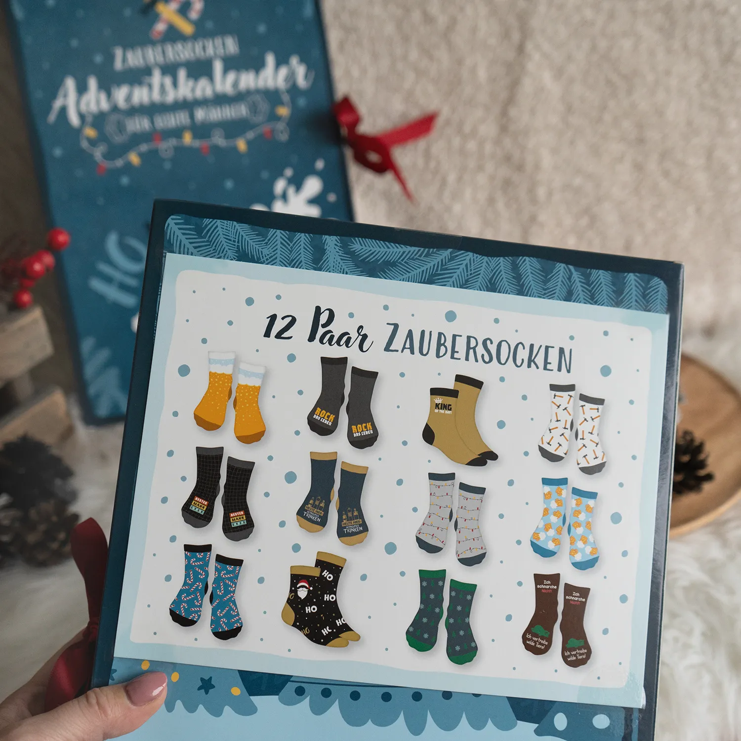 Adventskalender »Zaubersocken« mit 12 Paar Socken, blau gestalteter Kalender.