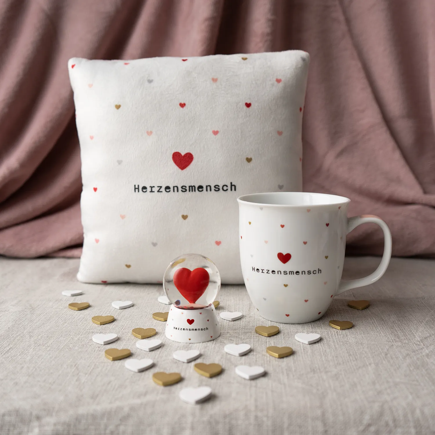 Traumkugel Herzensmensch – Glasball mit rotem Herz-Glitzer, weißer Sockel