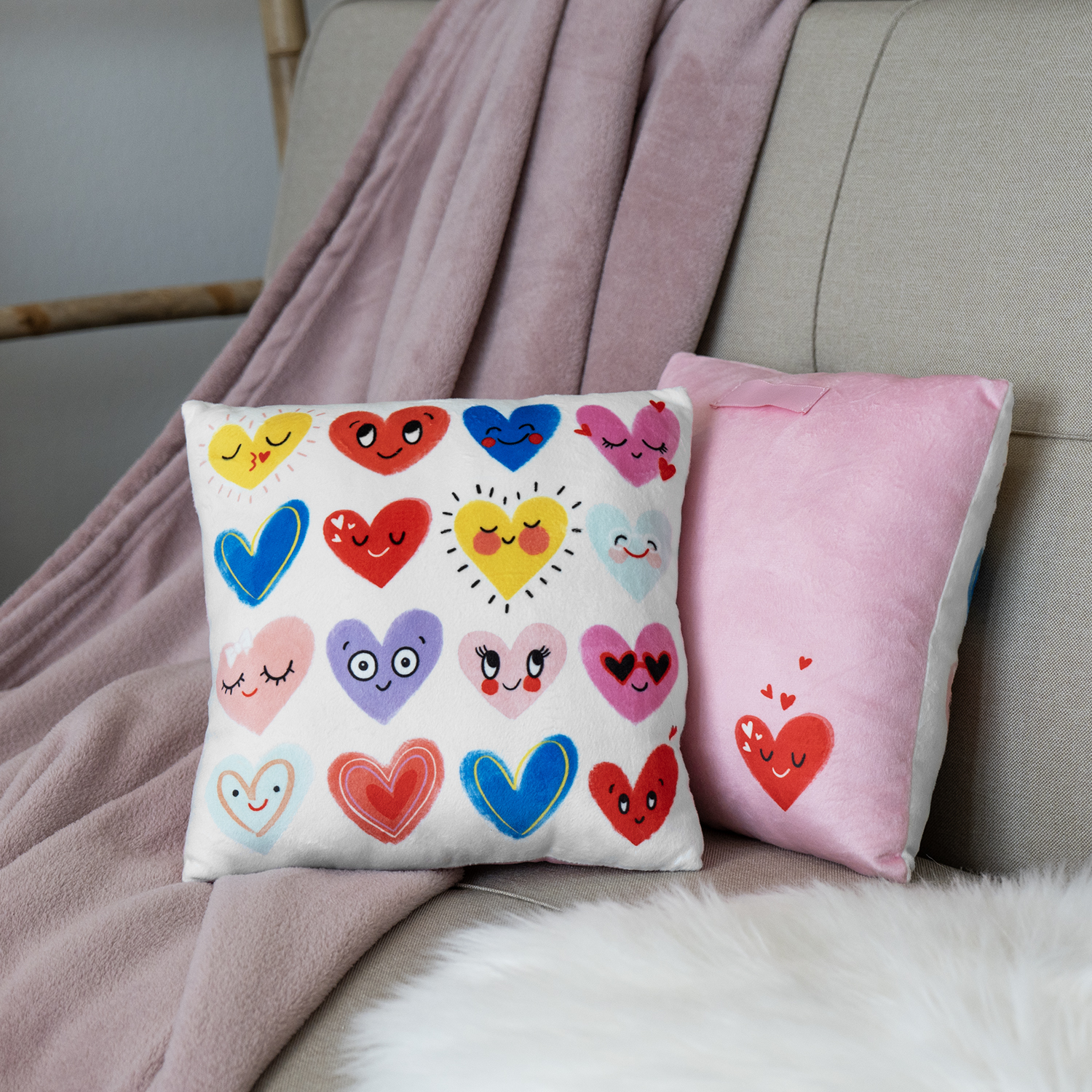Weißes Plüschkissen »Herzen« mit bunten, lachenden Herzen und Loop, 25x25 cm.