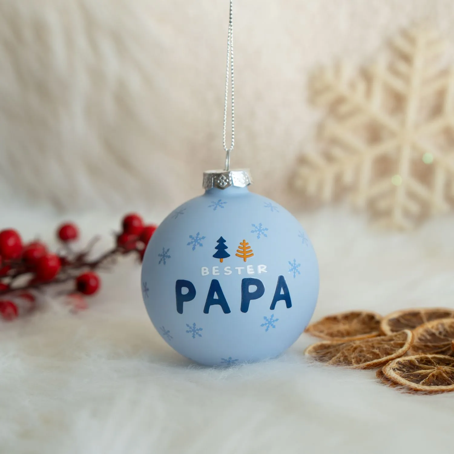 Hellblaues Glas-Christbaumkugel mit Schriftzug BESTER PAPA und Schneeflocken