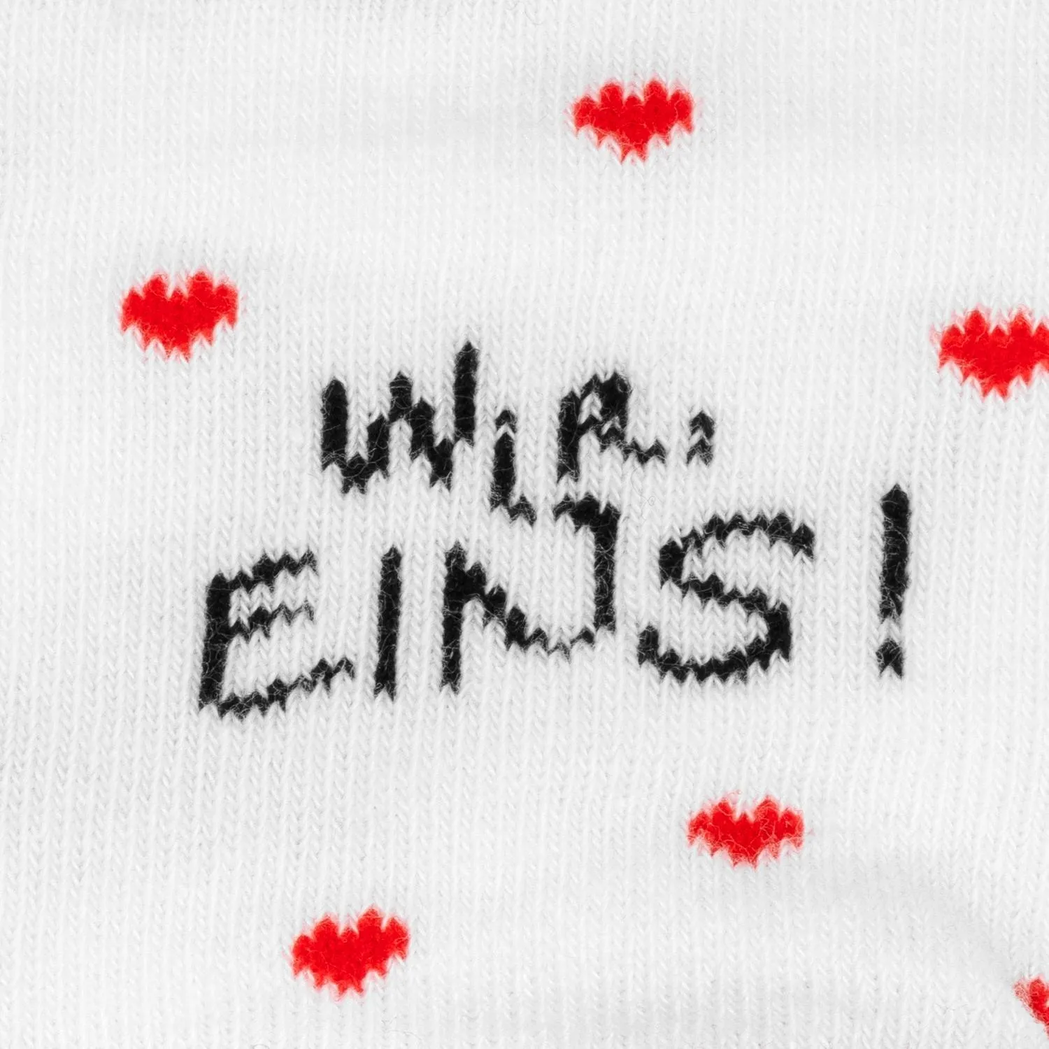 Weiße Socken mit rotem Herz-Muster und schwarzem Schriftzug – Bio-Baumwolle.
