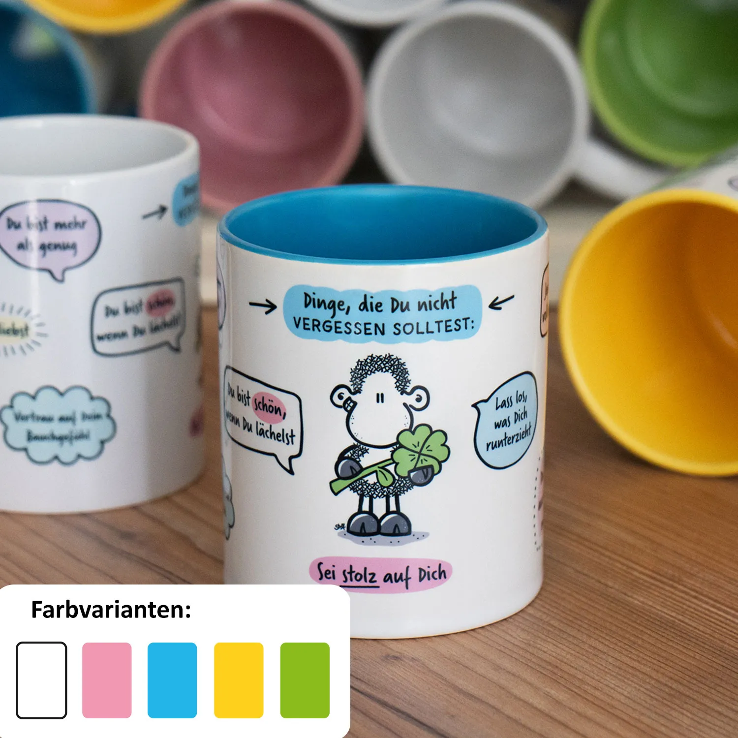 Weiße Porzellan-Tasse mit blauem Innenraum und Schaf-Motiv