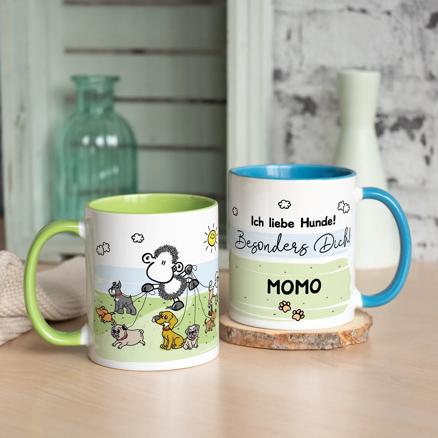 Personalisierbare Porzellan-Tasse mit Hunde- und Schaf-Motiven in Pastellfarben, Namenszug möglich.