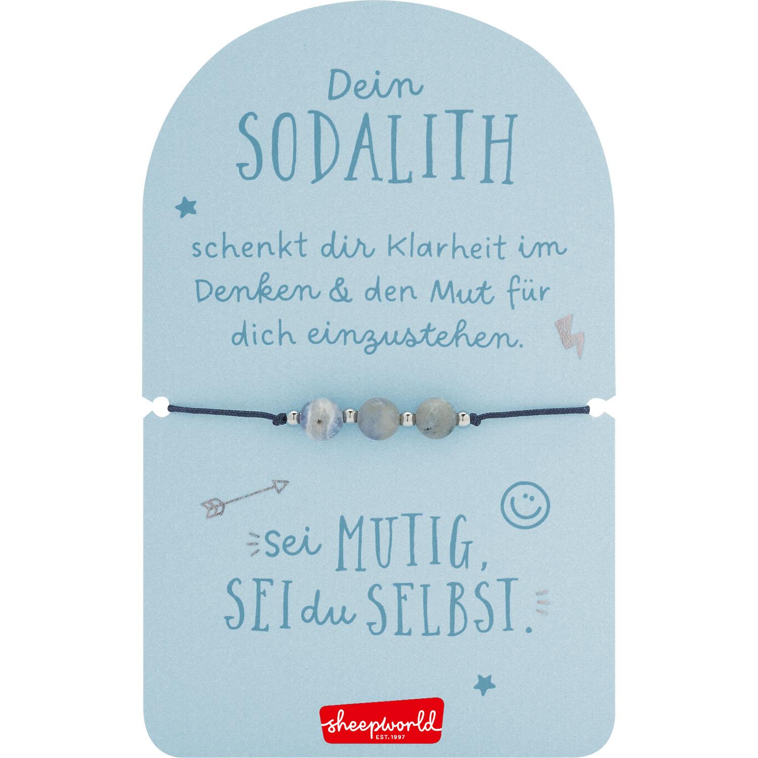 Dunkelblaues Armband mit drei Sodalith-Halbedelsteinen und silbernen Zwischenperlen.