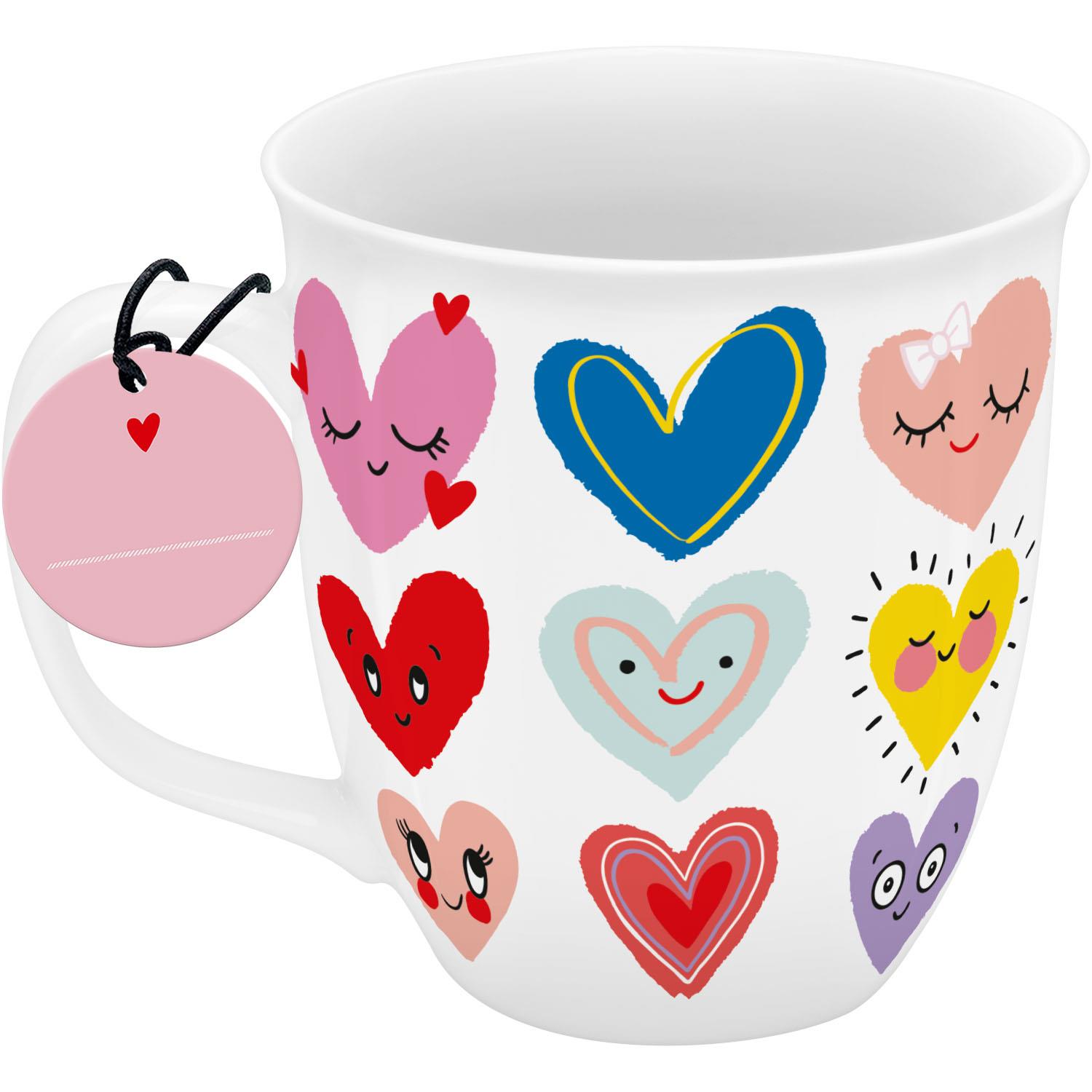 Weiße Tasse Grande mit bunten Herz-Motiven und Gesichtern, Geschenk-Anhänger am Henkel