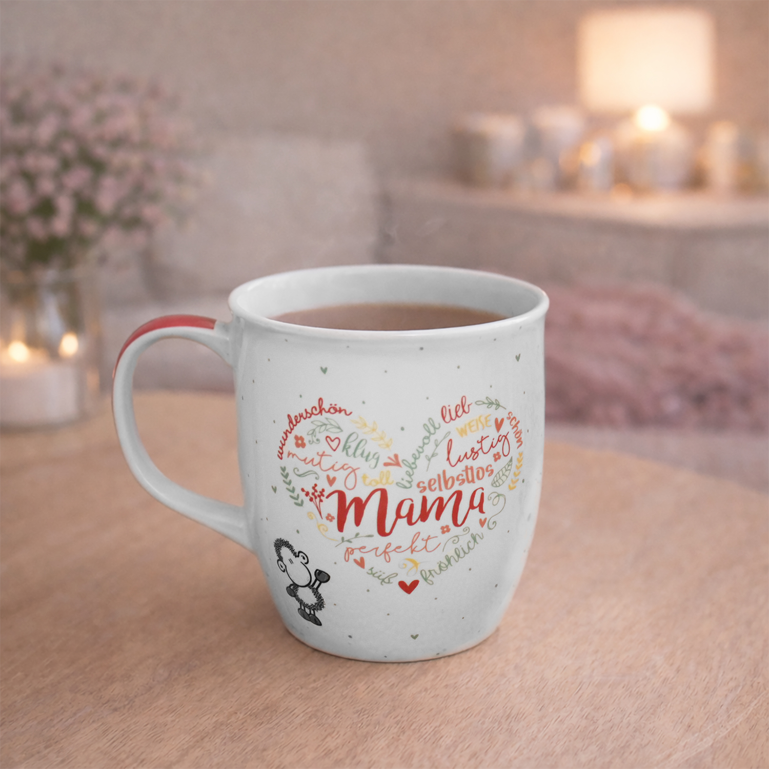 Weiße Porzellan-Tasse mit Herz-Mama-Motiv