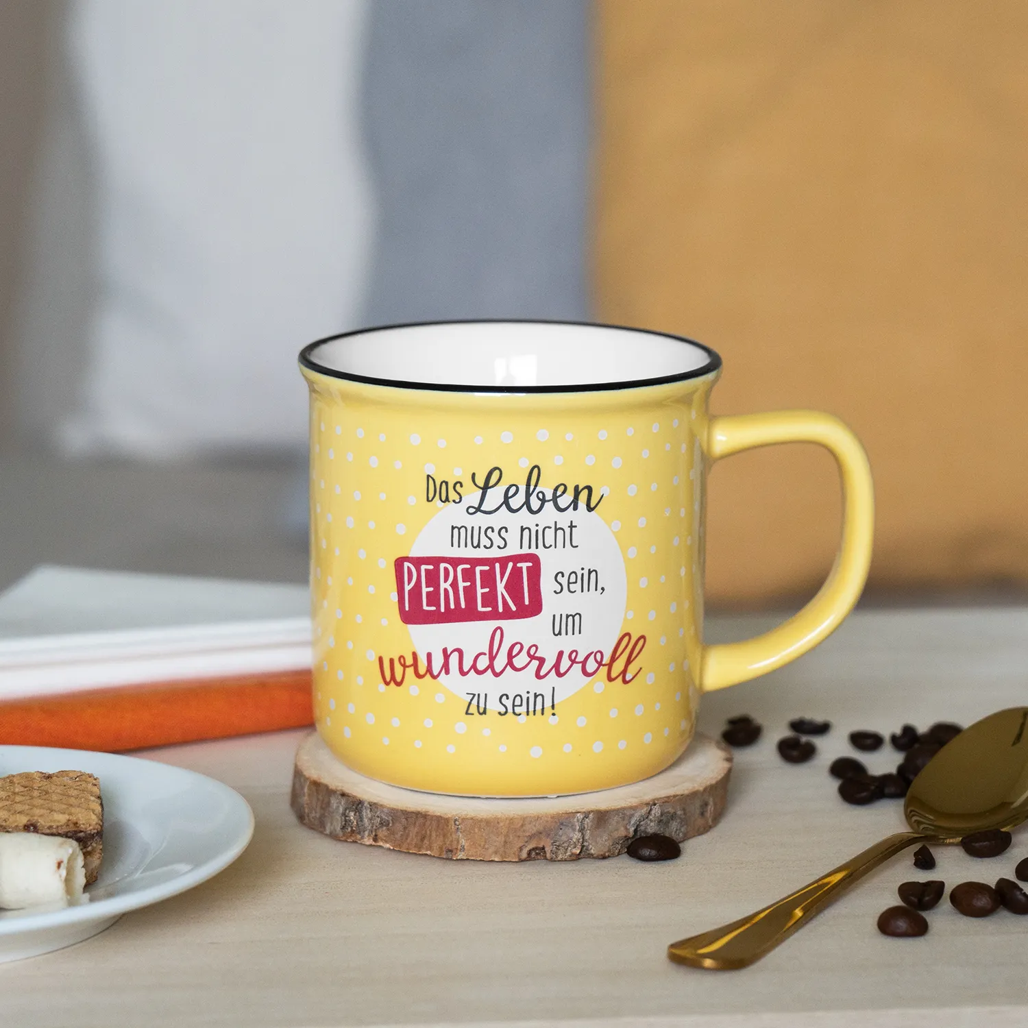 Gelbe Keramik-Tasse mit weißen Punkten und Spruchdruck