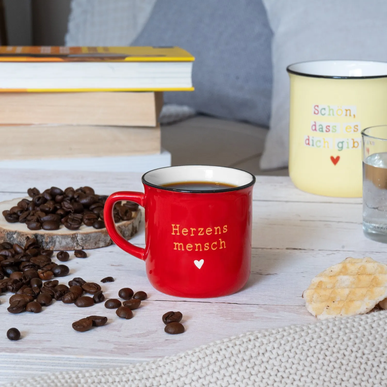 Roter Espressobecher mit goldenem Schriftzug 'Herzensmensch' und kleinem Herz