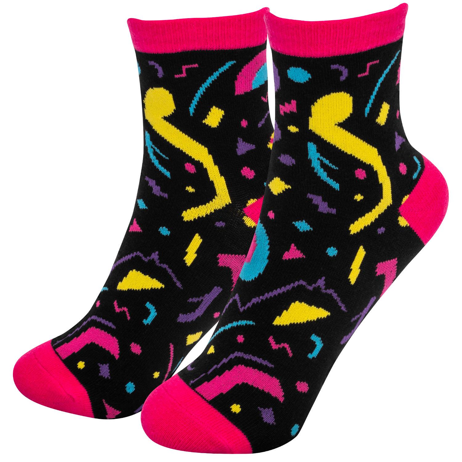 Zaubersocken mit buntem Konfetti-Muster auf schwarzem Grund, pinke Spitzen.